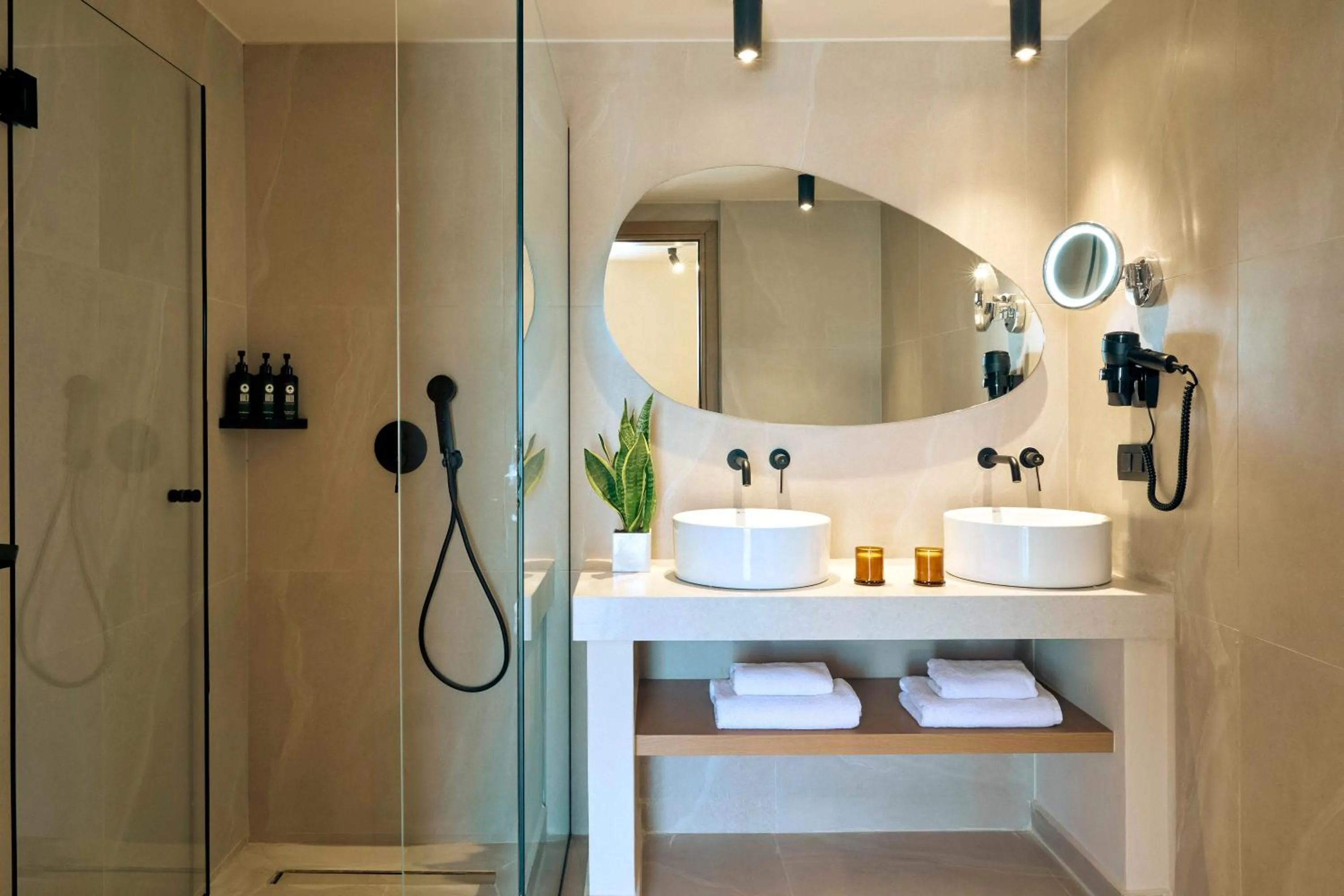 Zeus Eleva Mirabello Bay