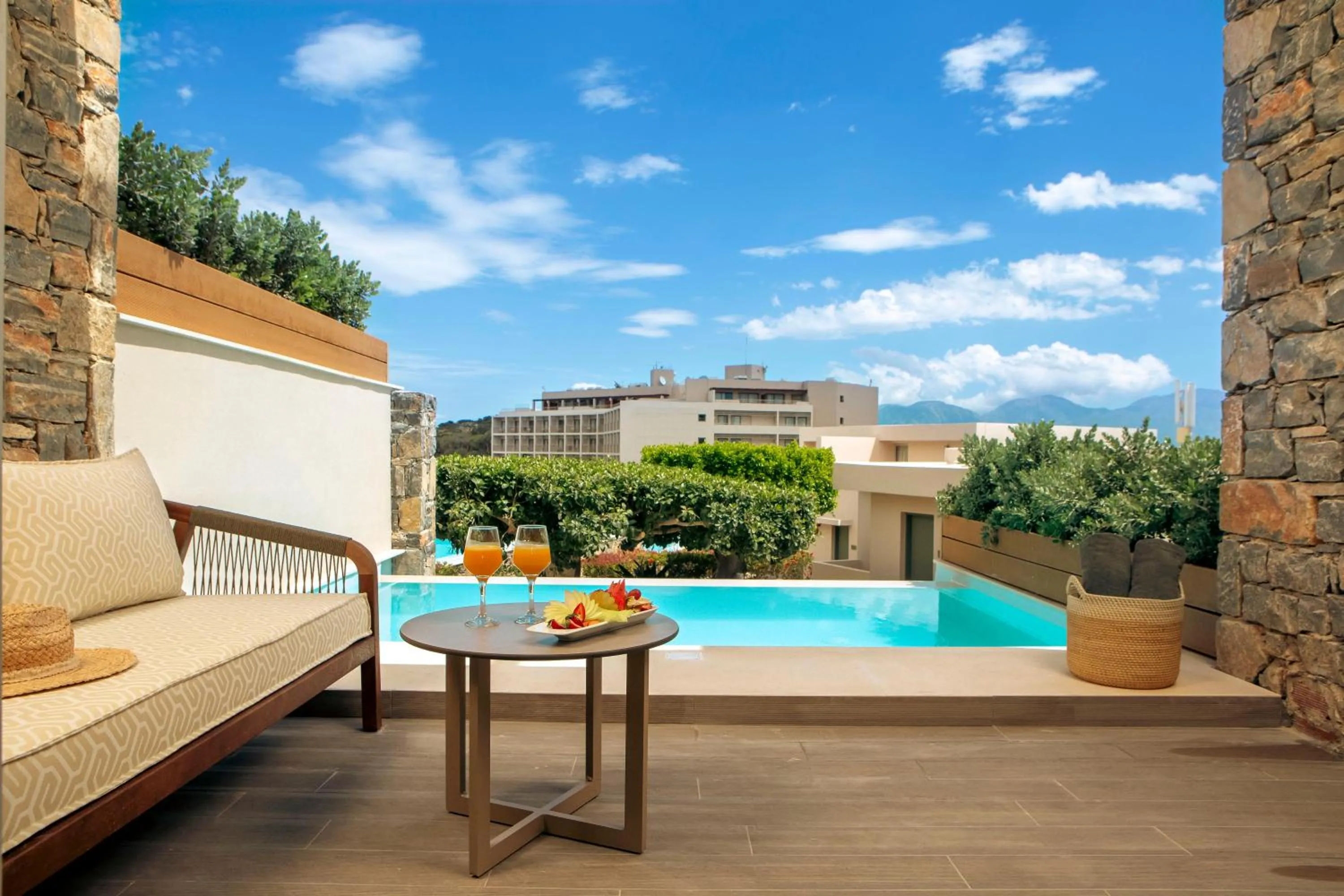 Zeus Eleva Mirabello Bay