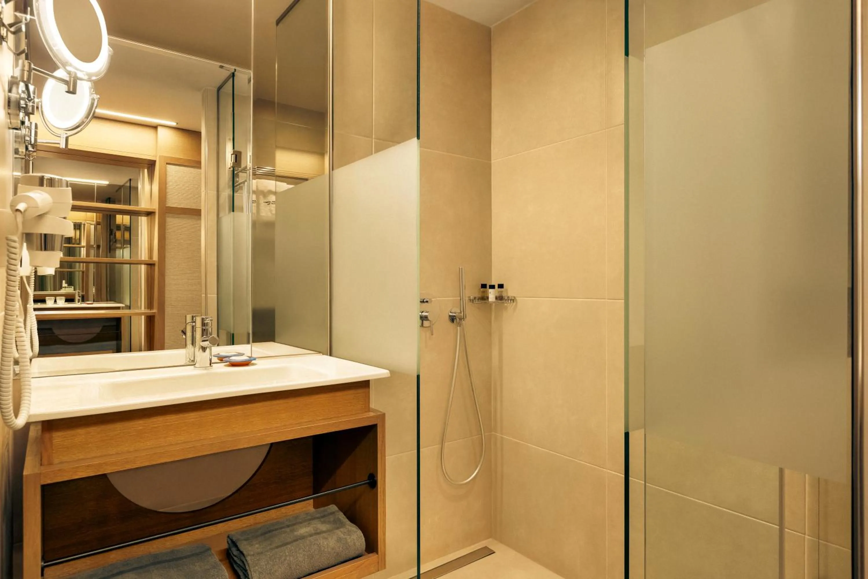 Zeus Eleva Mirabello Bay