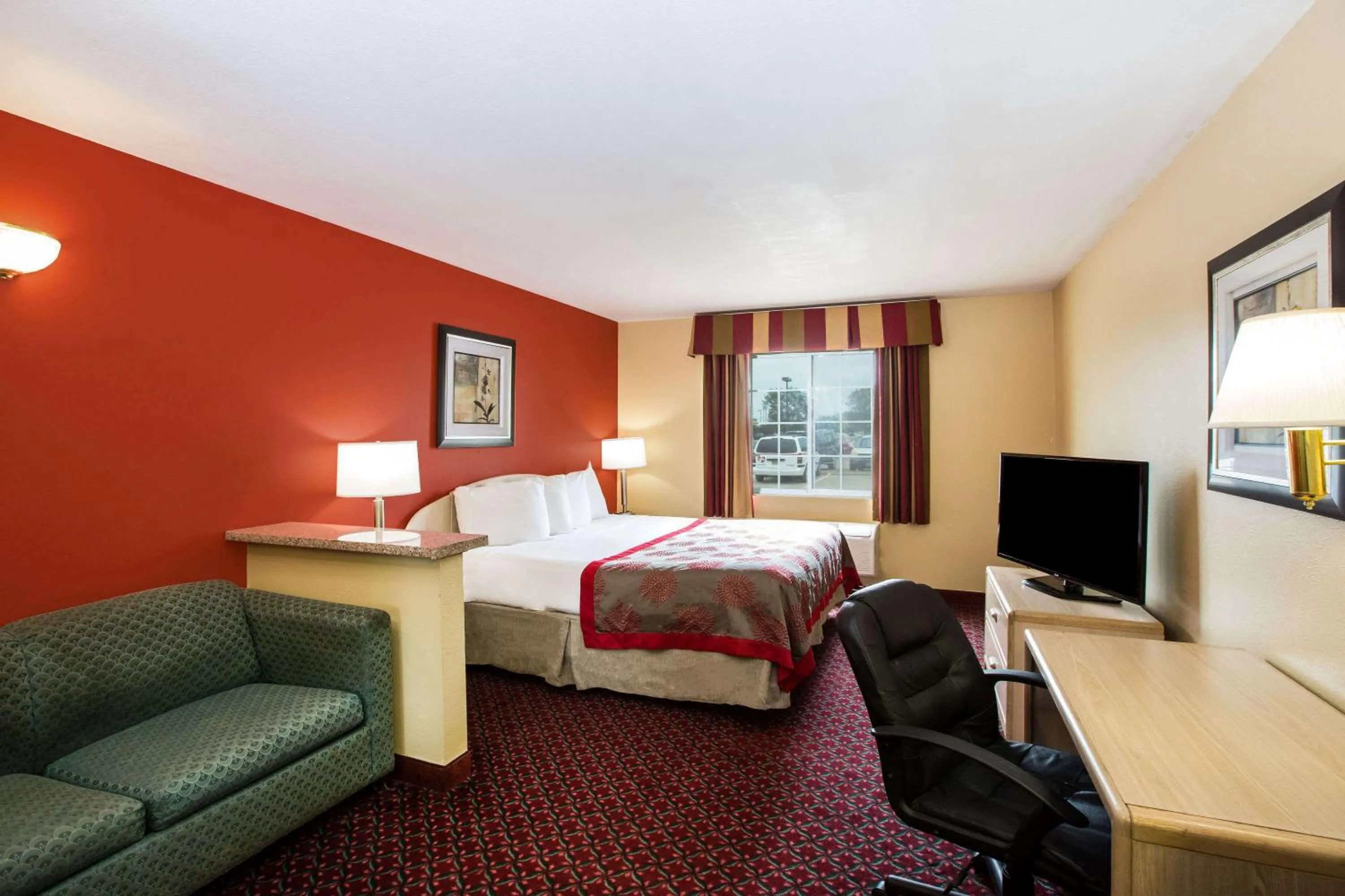 Photo of the whole room, Bed in Ramada by Wyndham Sioux Falls