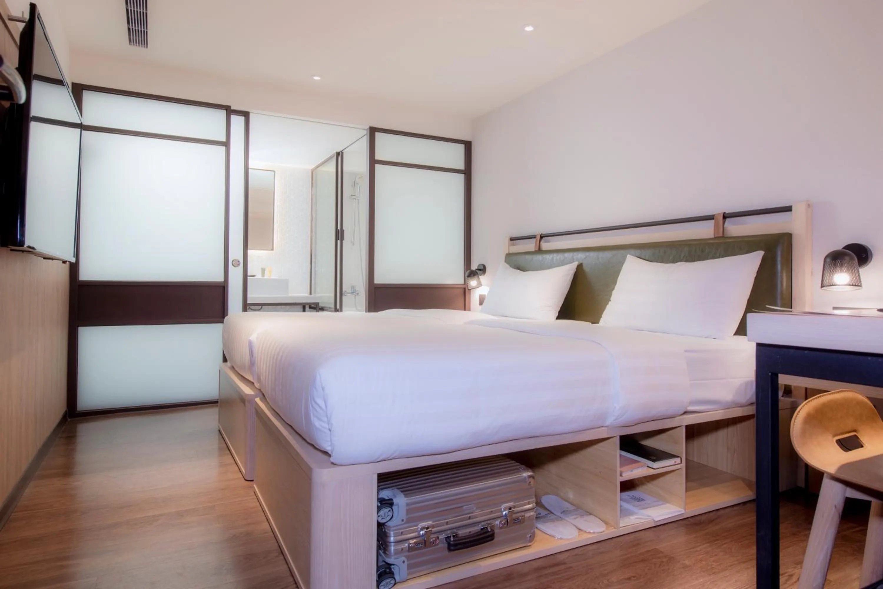 Photo of the whole room, Bed in City Suites - Main Station