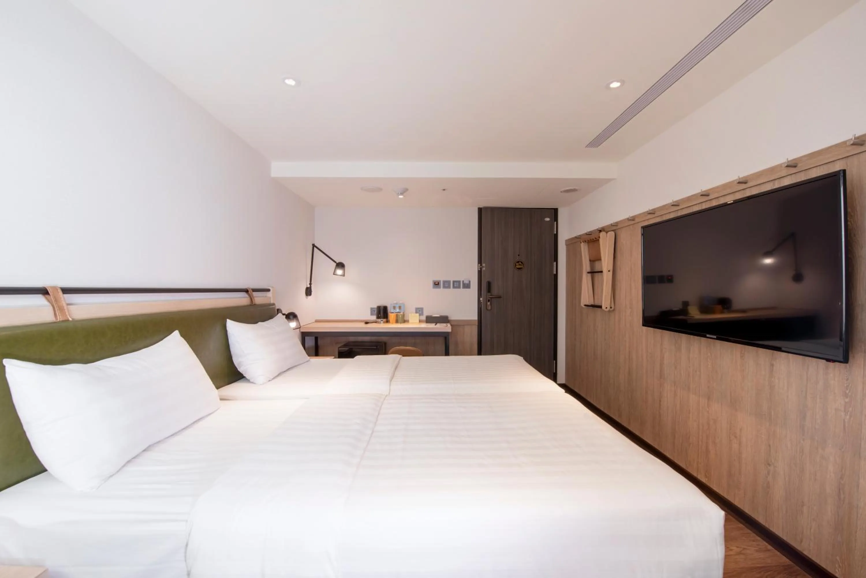 Photo of the whole room, Bed in City Suites - Main Station