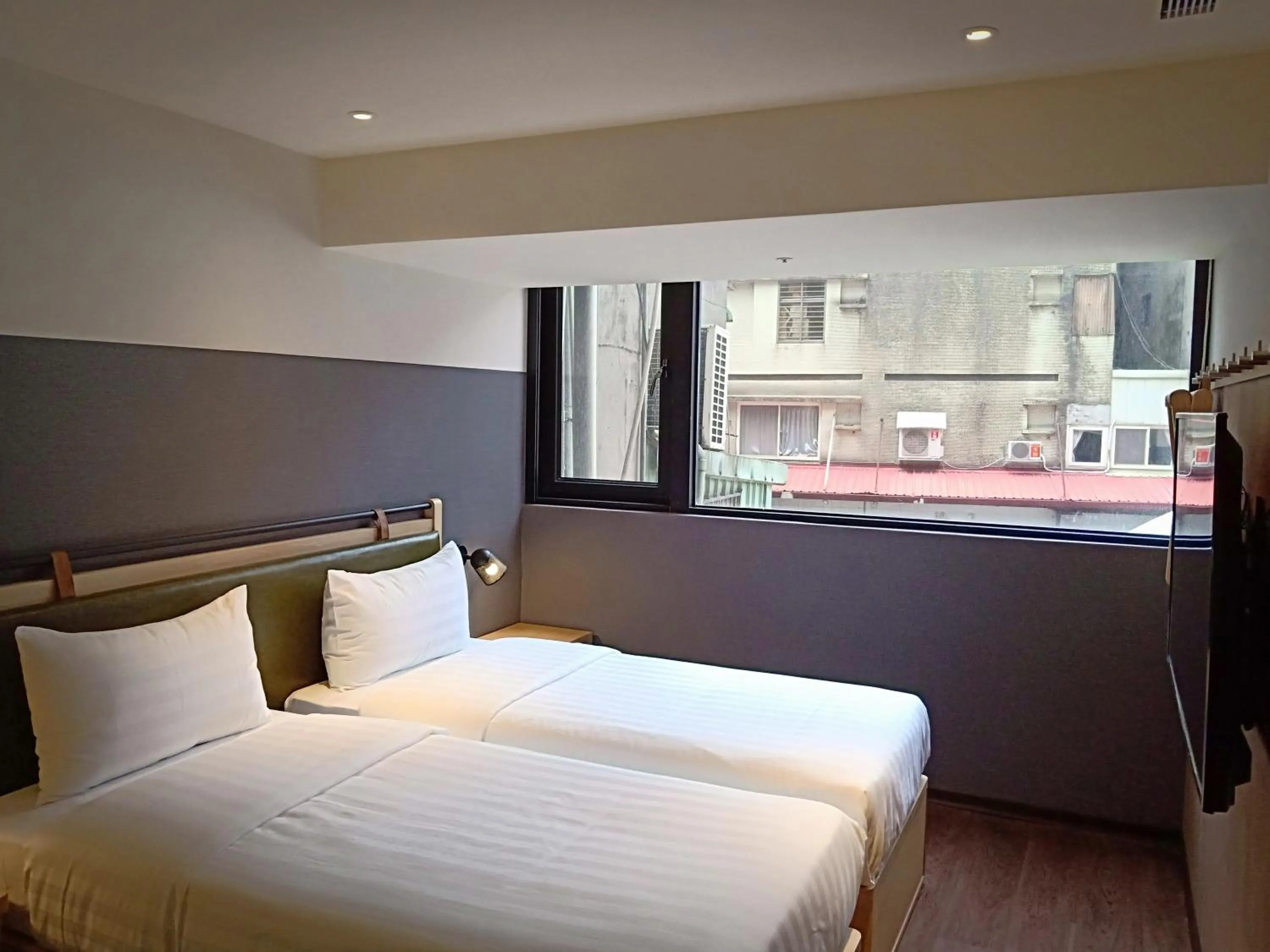 Photo of the whole room, Bed in City Suites - Main Station