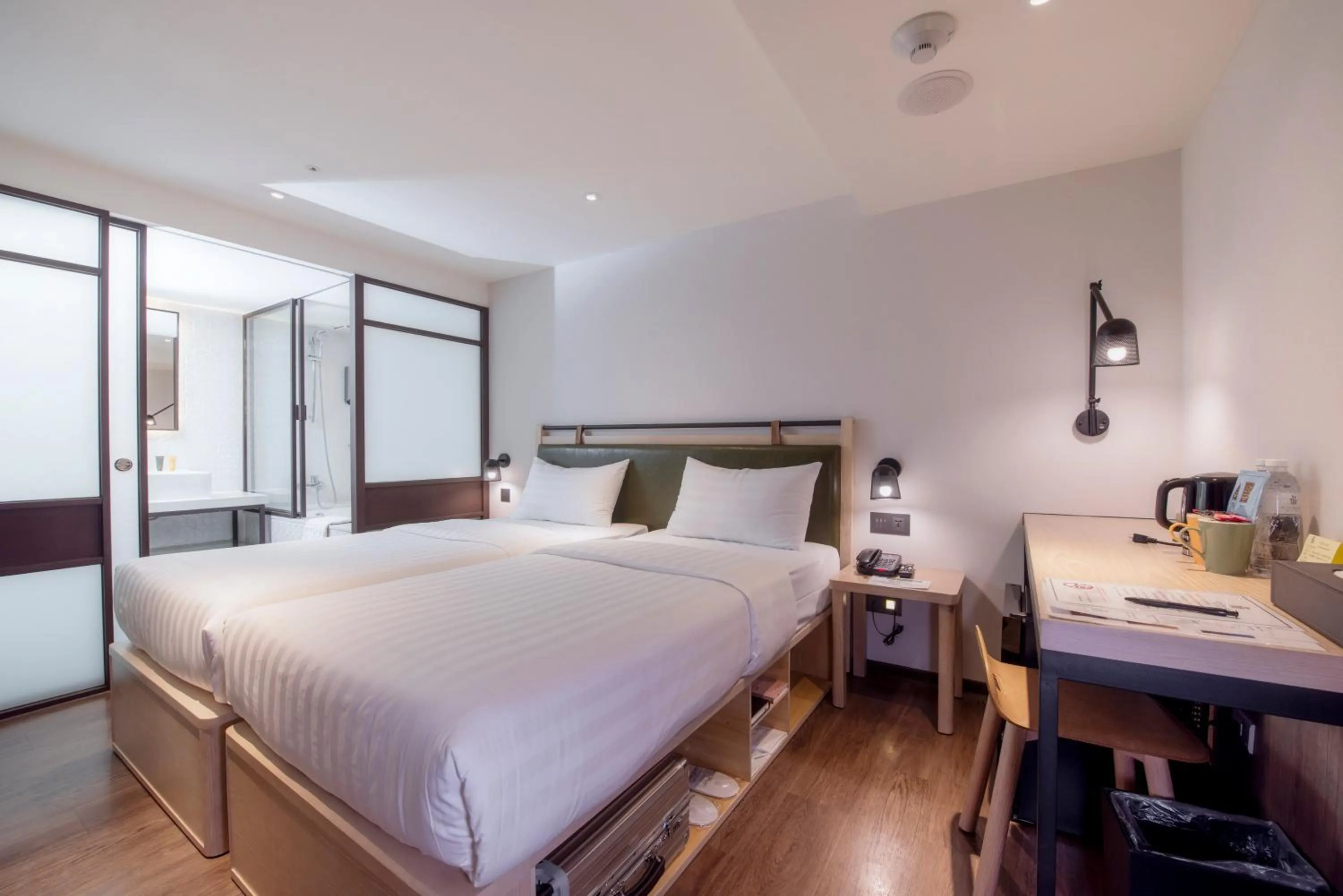 Photo of the whole room, Bed in City Suites - Main Station