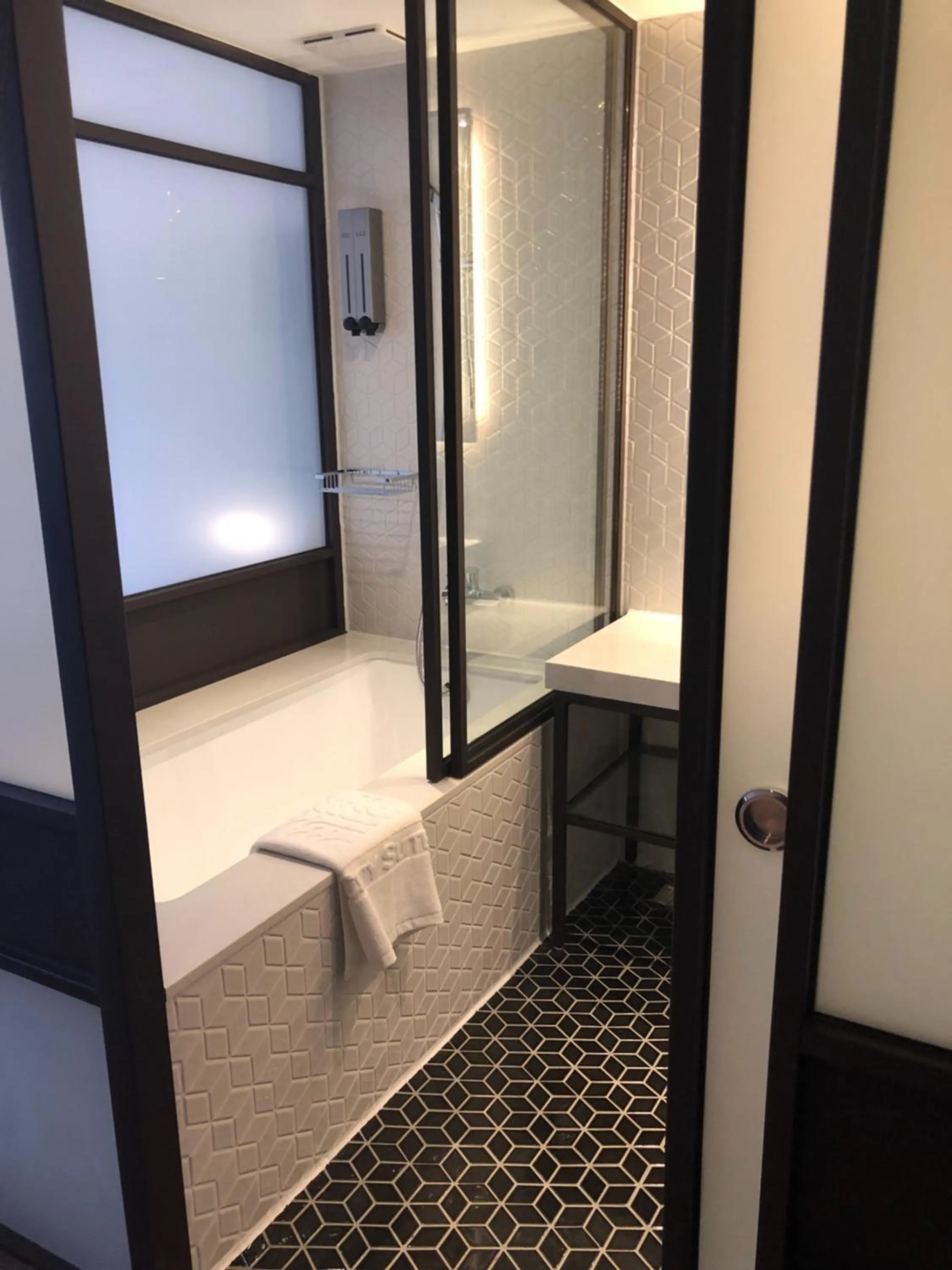 Bathroom, Bed in City Suites - Main Station