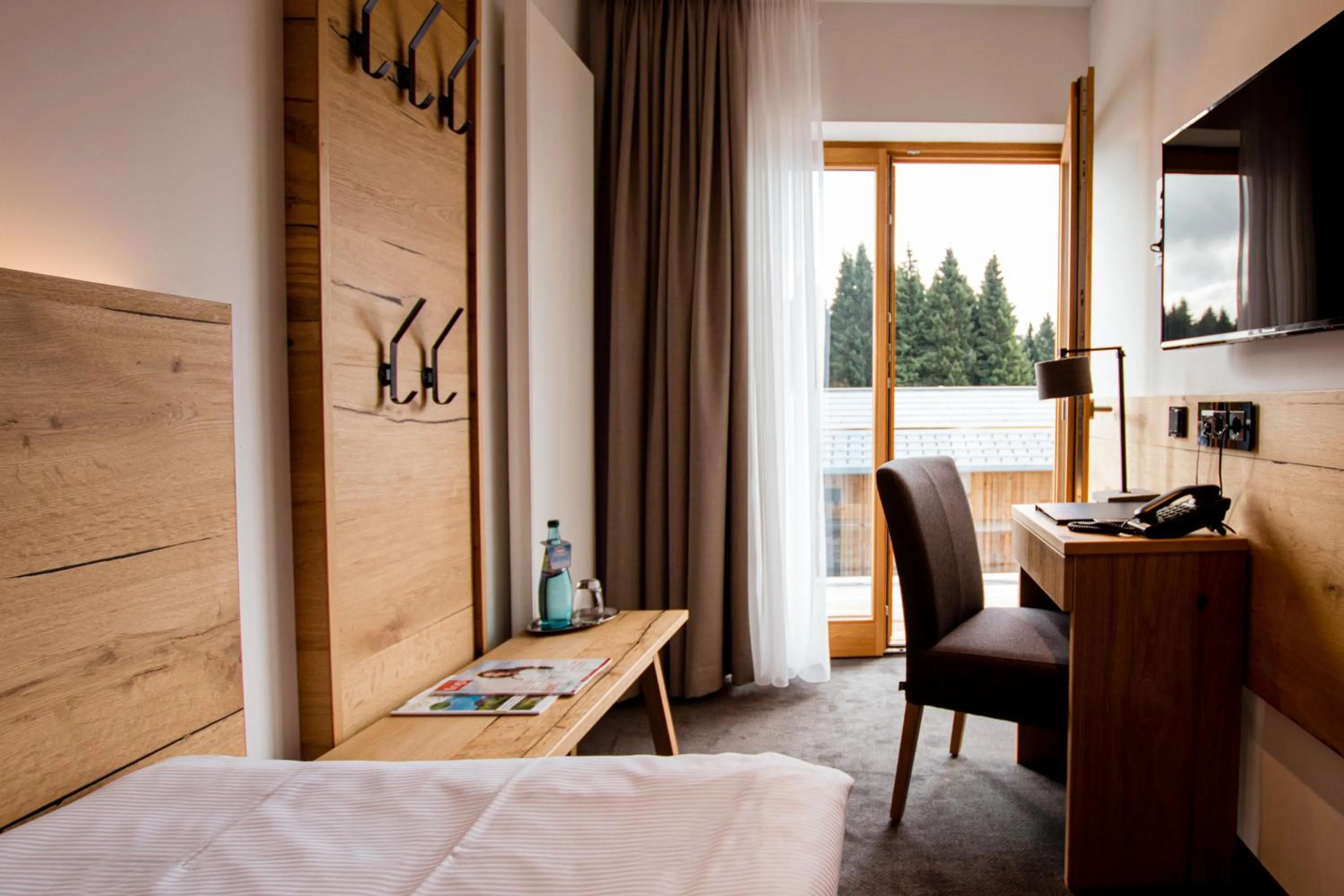 Living room, Bed in Hotel Tannenhaus