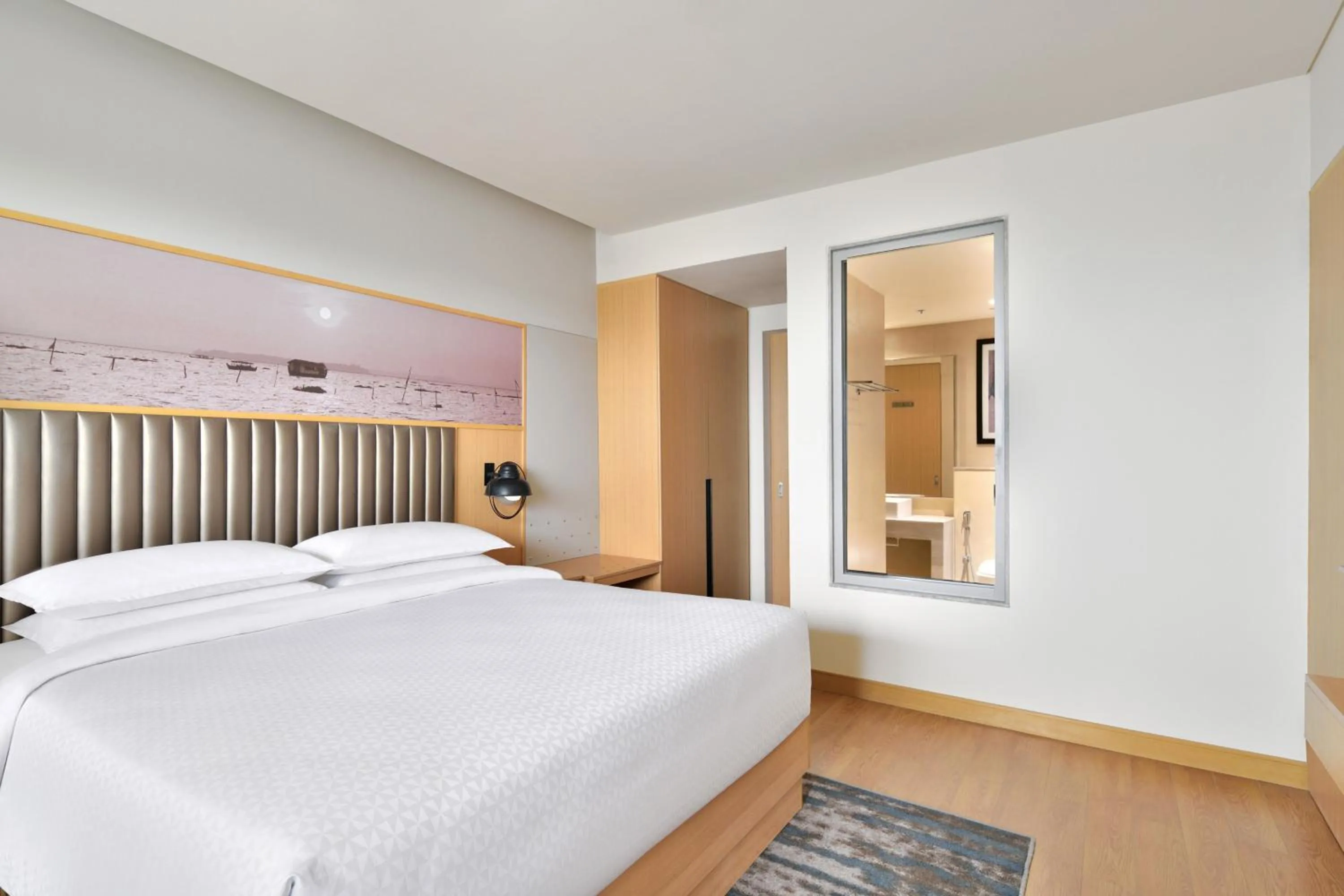 Photo of the whole room, Bed in Four Points by Sheraton Kochi Infopark