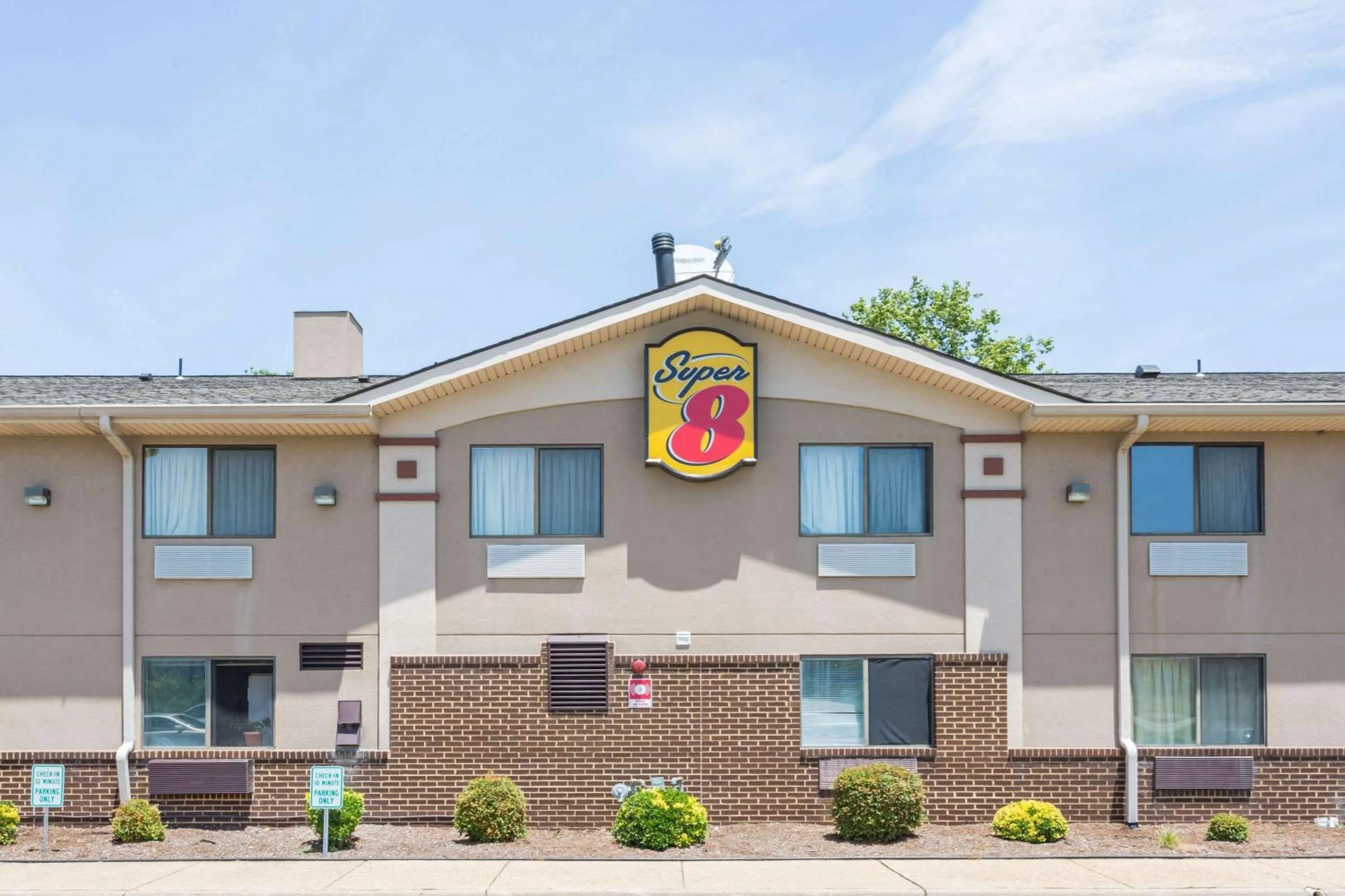 Property building in Super 8 by Wyndham Hampton