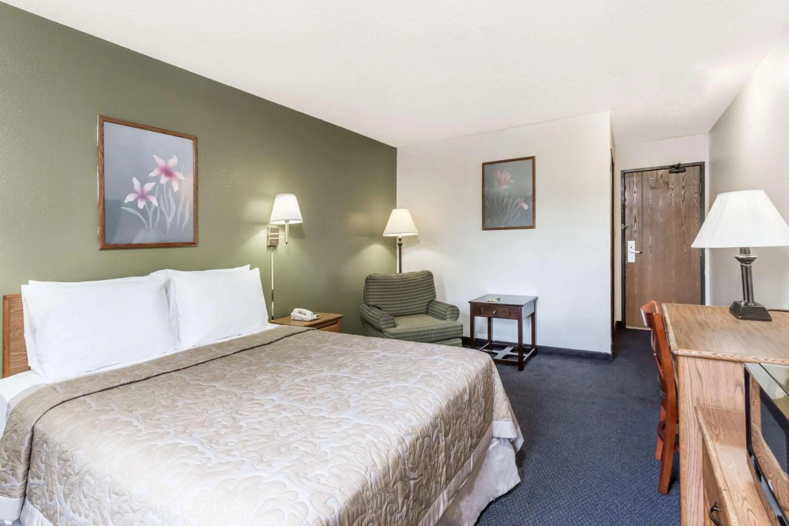 Photo of the whole room, Bed in Super 8 by Wyndham Hampton
