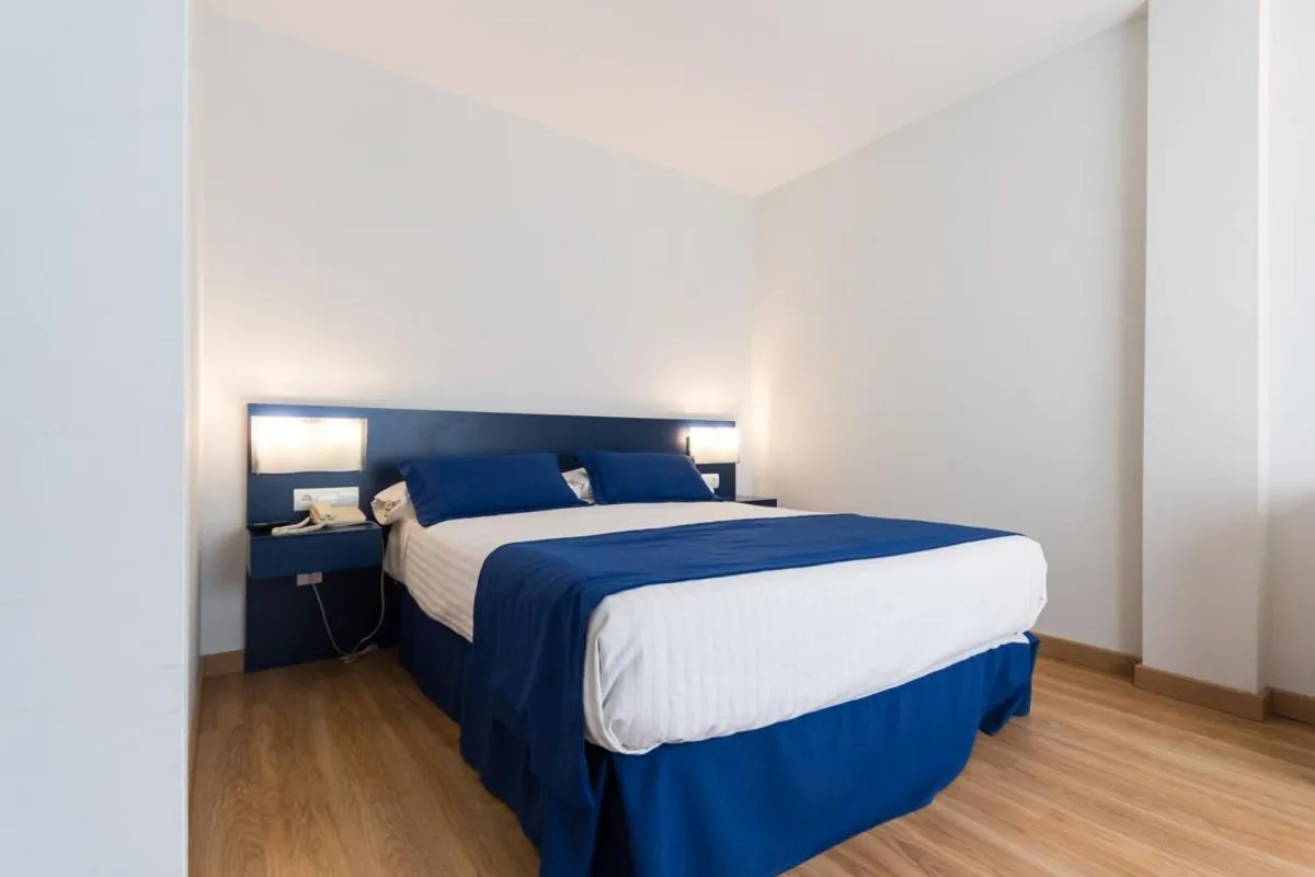 Photo of the whole room, Bed in Hotel Bemon Playa