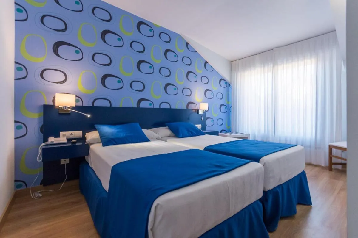 Photo of the whole room, Bed in Hotel Bemon Playa