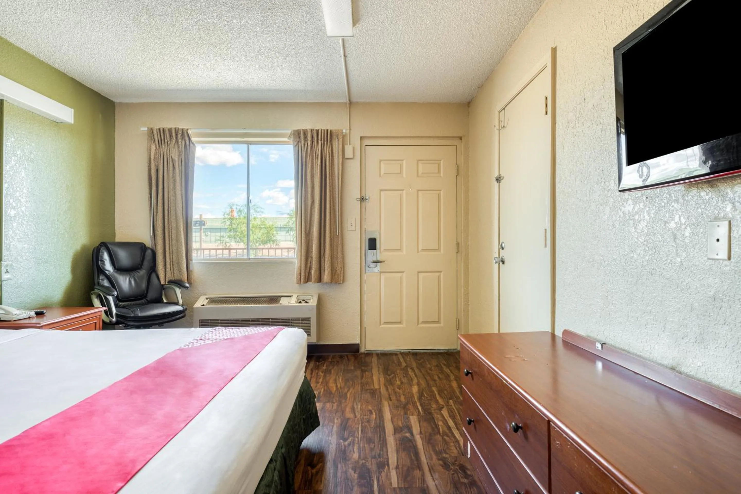 TV and multimedia, TV/Entertainment Center in OYO Hotel Tucson Downtown