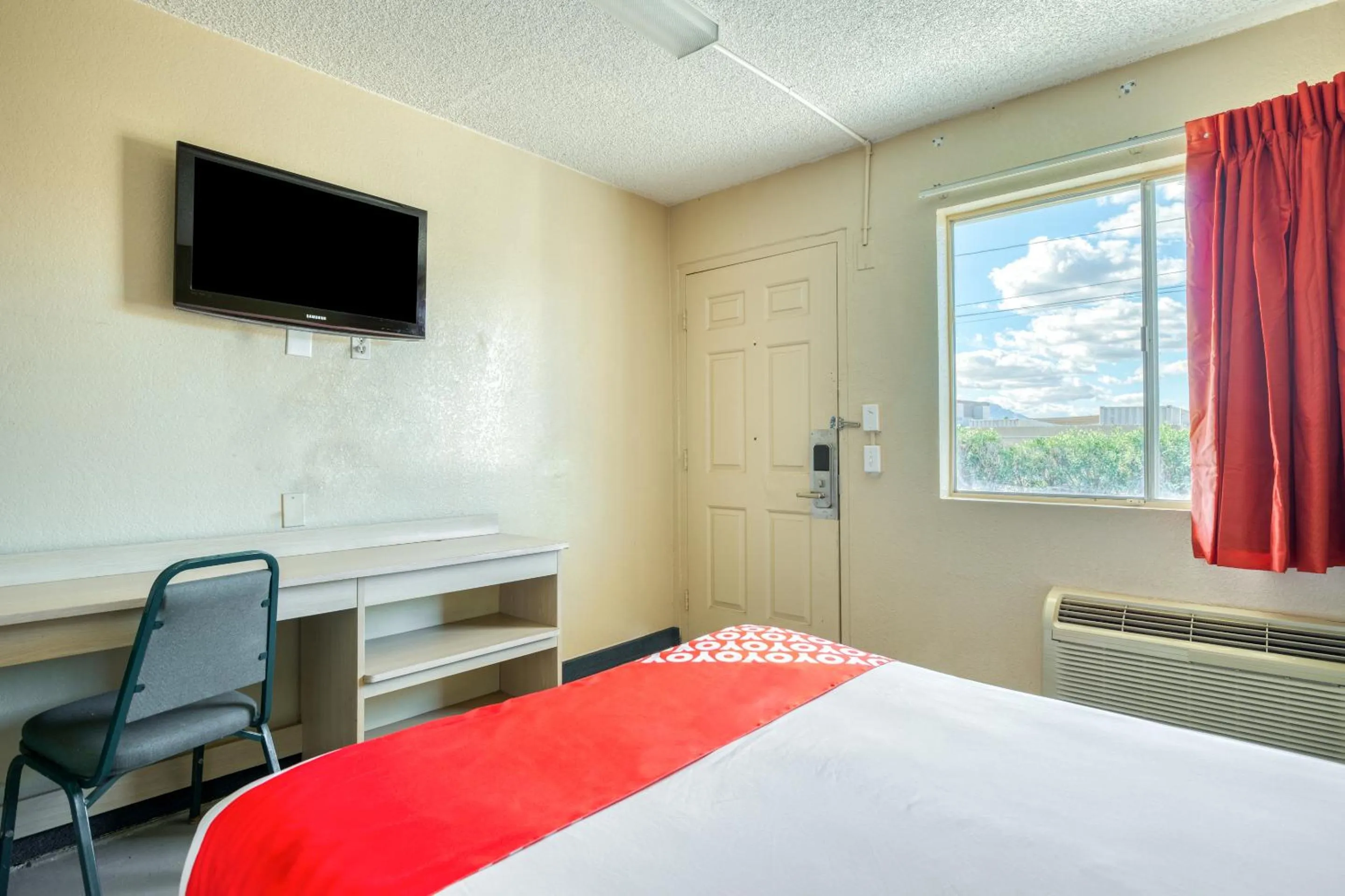 TV and multimedia, TV/Entertainment Center in OYO Hotel Tucson Downtown