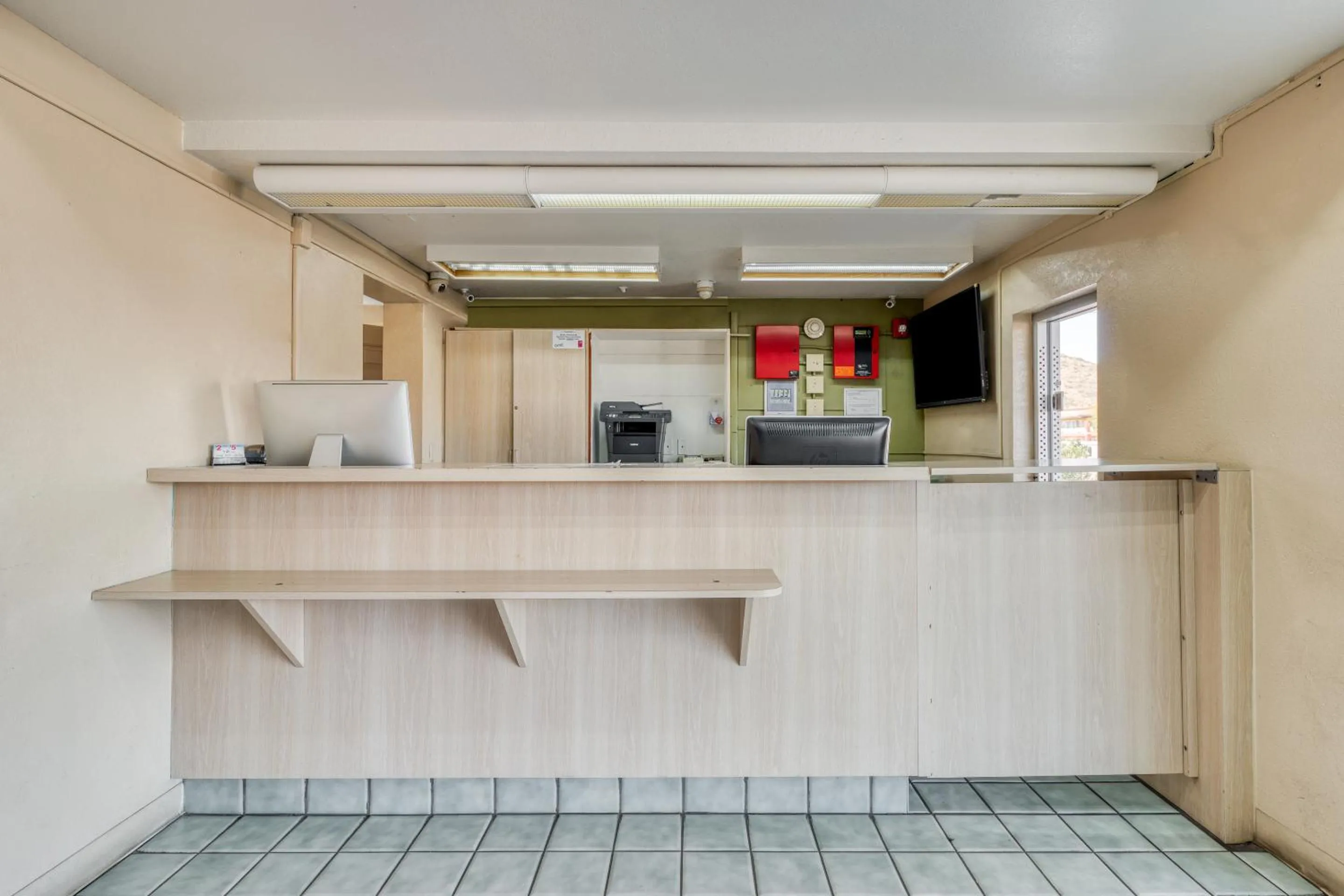 Lobby or reception, Kitchen/Kitchenette in OYO Hotel Tucson Downtown