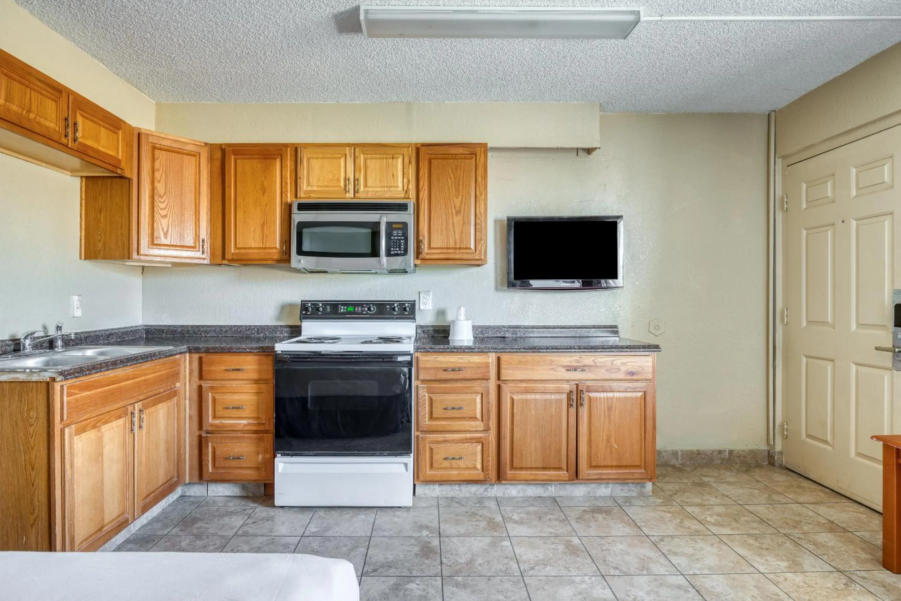 Kitchen or kitchenette, Kitchen/Kitchenette in OYO Hotel Tucson Downtown