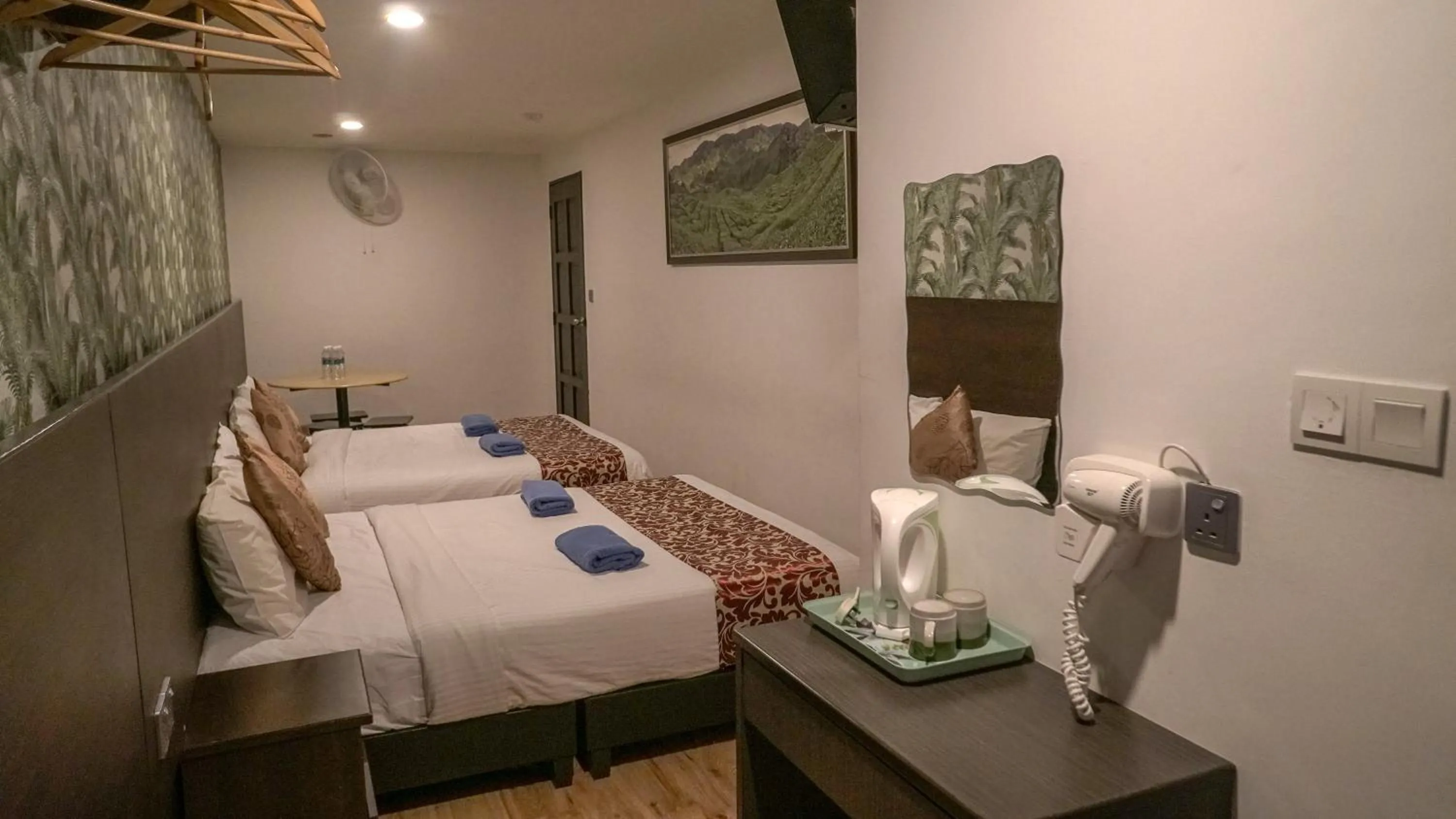 Bedroom, Bed in Highlanders Hotel