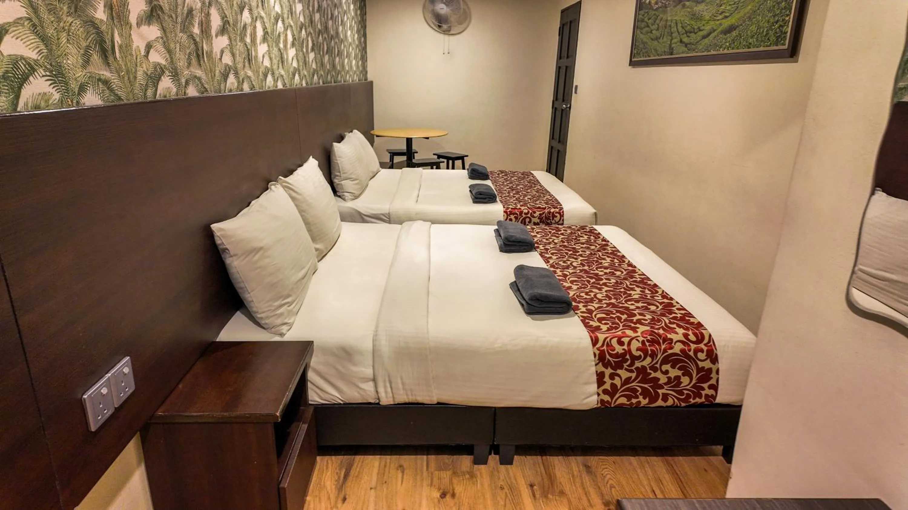 Bedroom, Bed in Highlanders Hotel