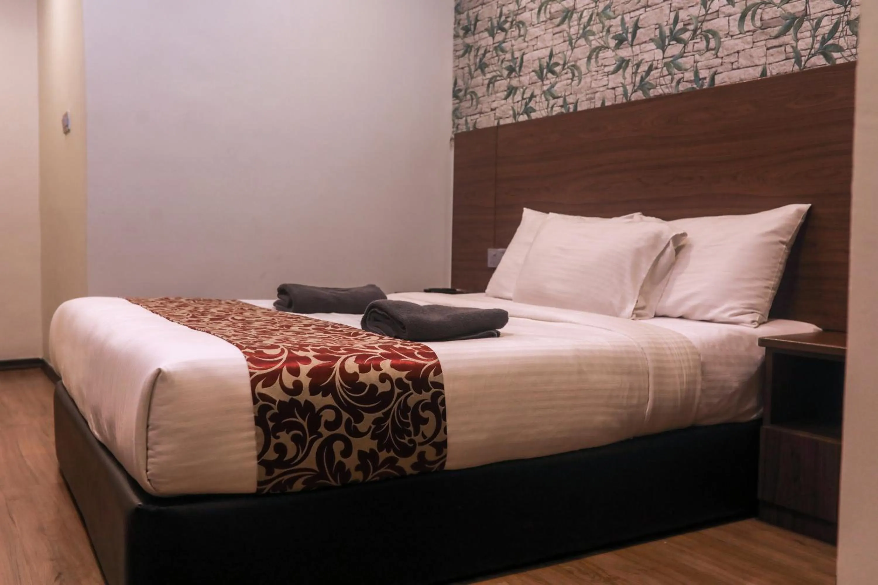 Bedroom, Bed in Highlanders Hotel