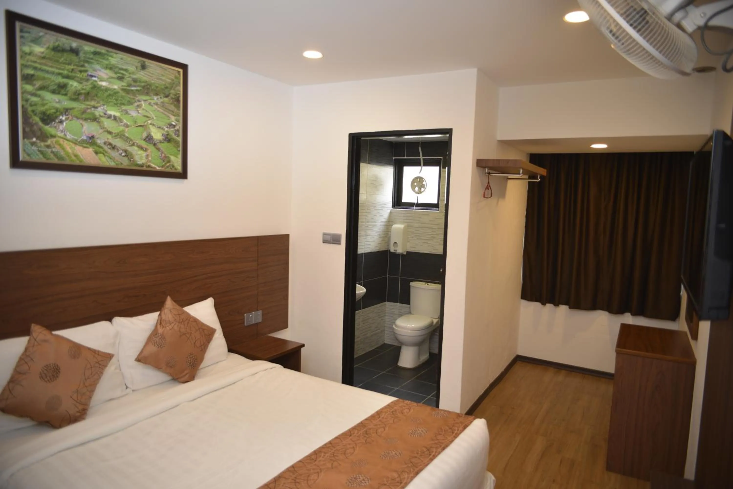 Bedroom, Bed in Highlanders Hotel