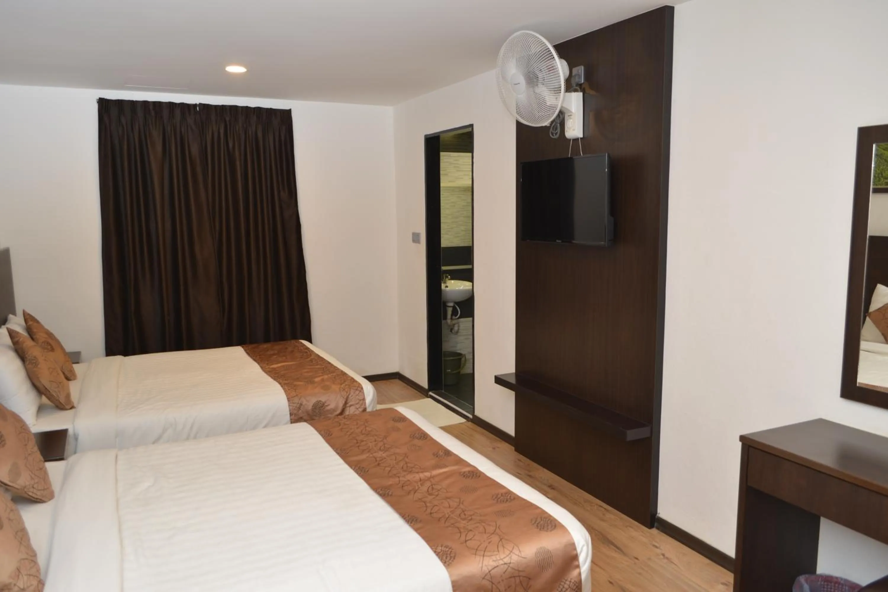 Photo of the whole room, Bed in Highlanders Hotel