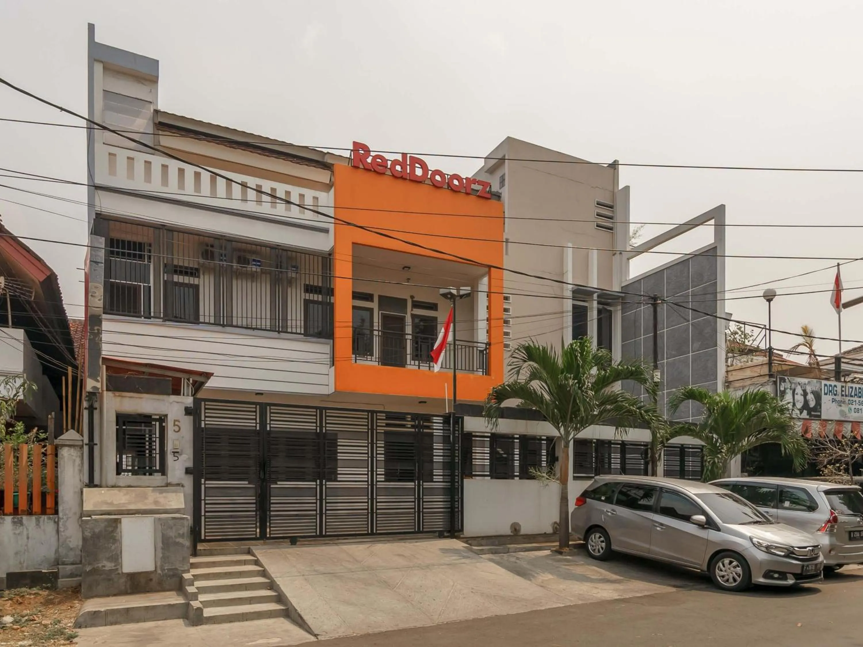 Facade/entrance in RedDoorz @ Tanjung Duren