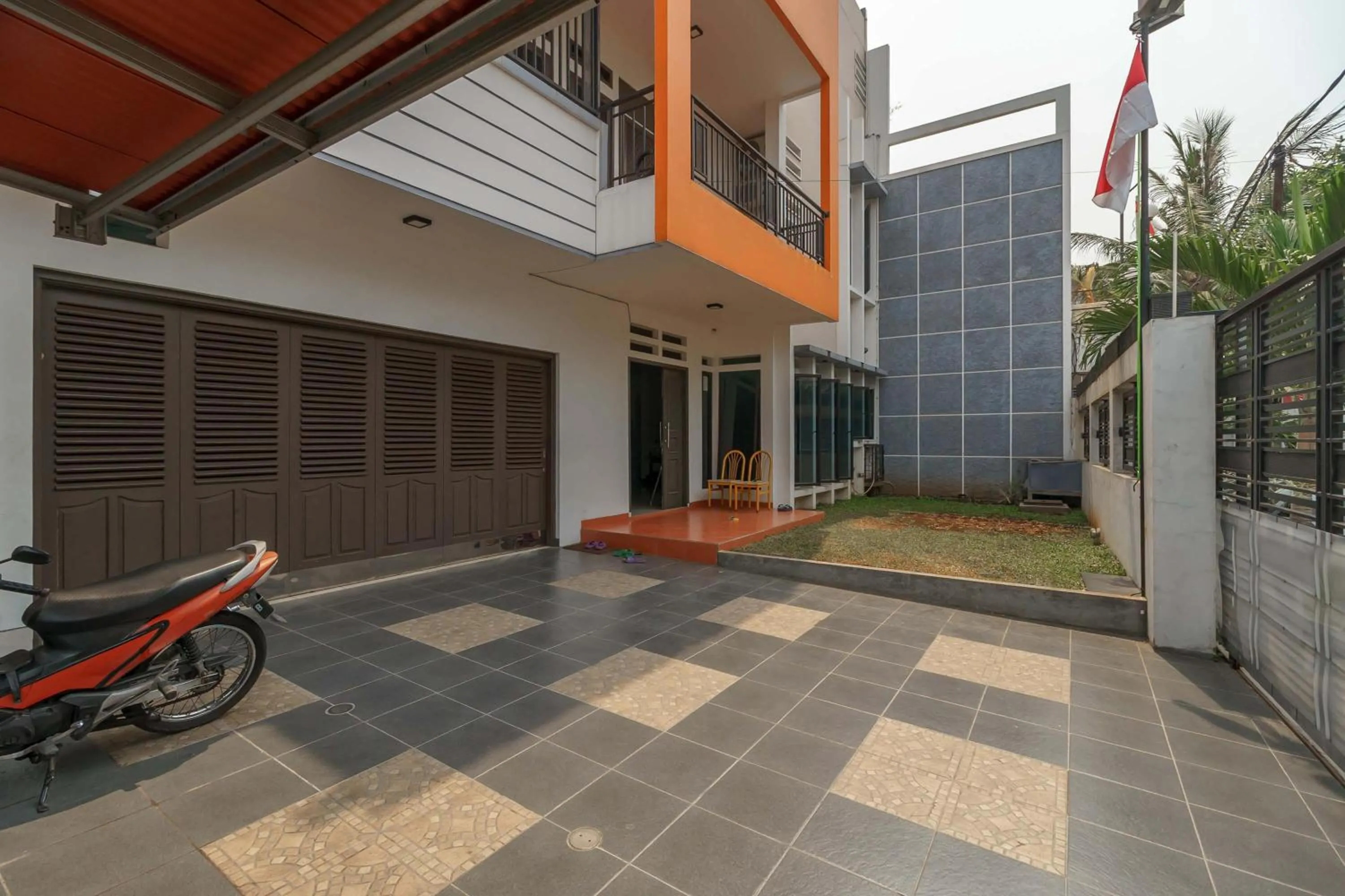 Parking in RedDoorz @ Tanjung Duren