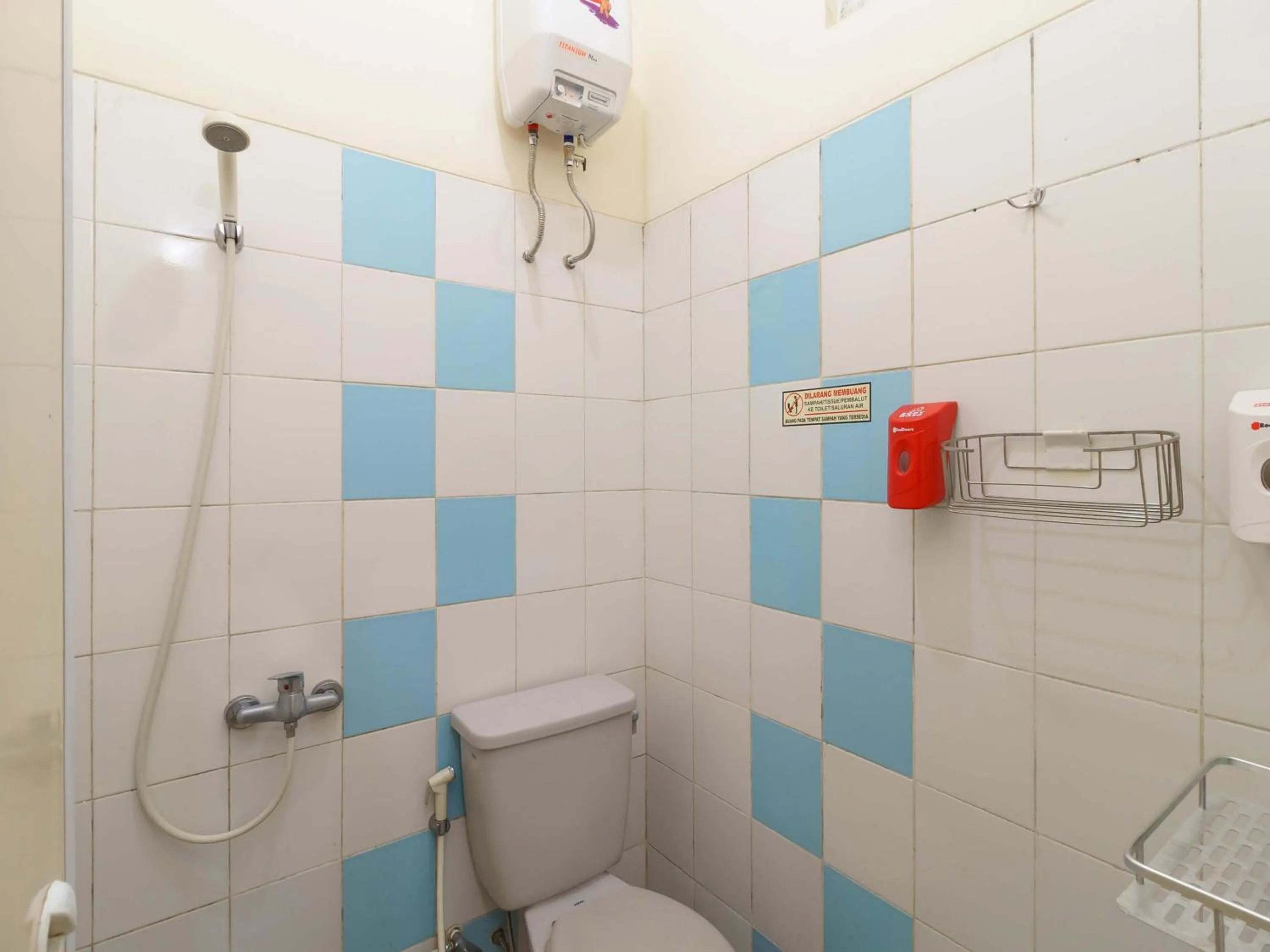 Bathroom in RedDoorz @ Tanjung Duren