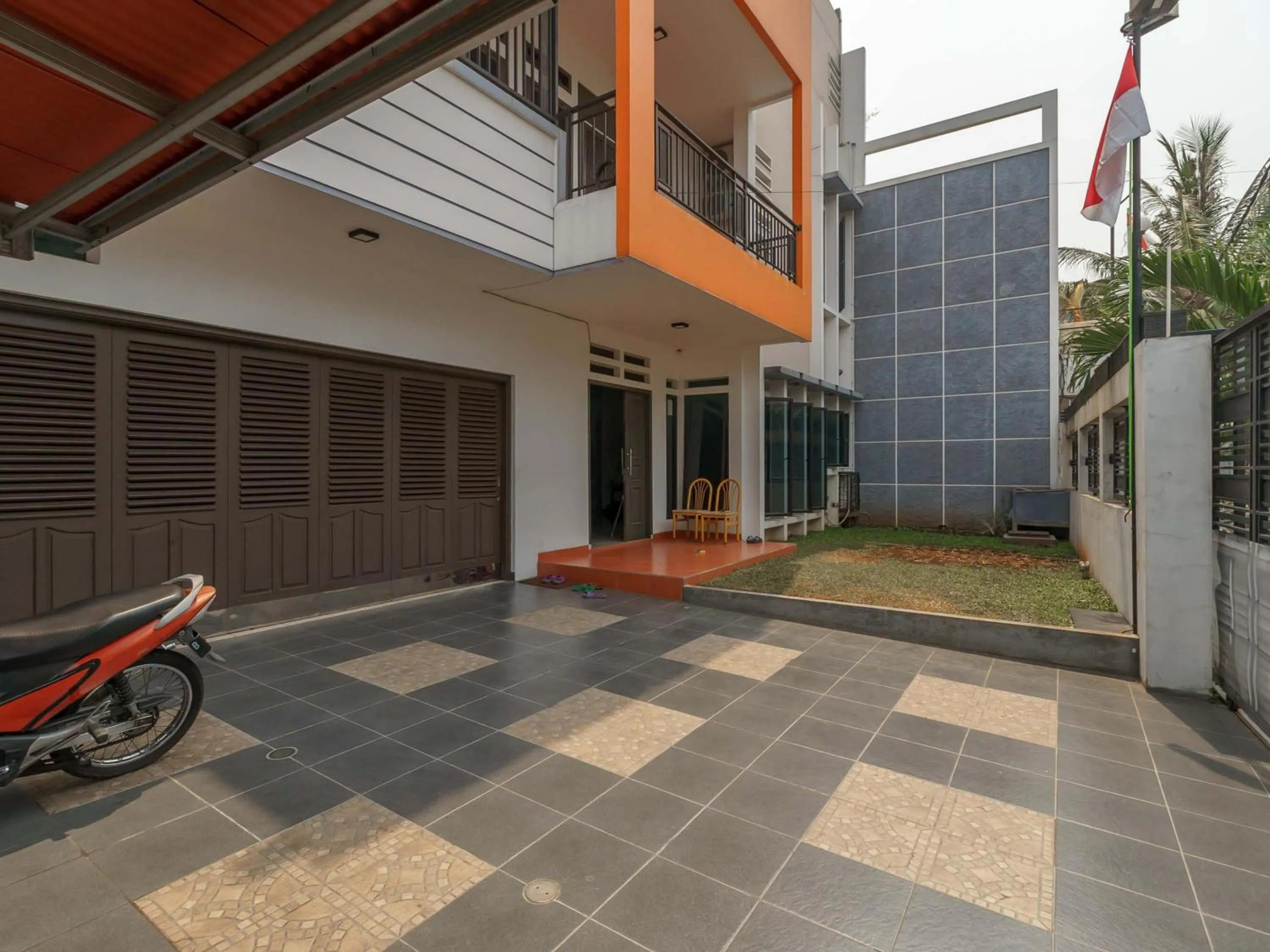 Parking in RedDoorz @ Tanjung Duren