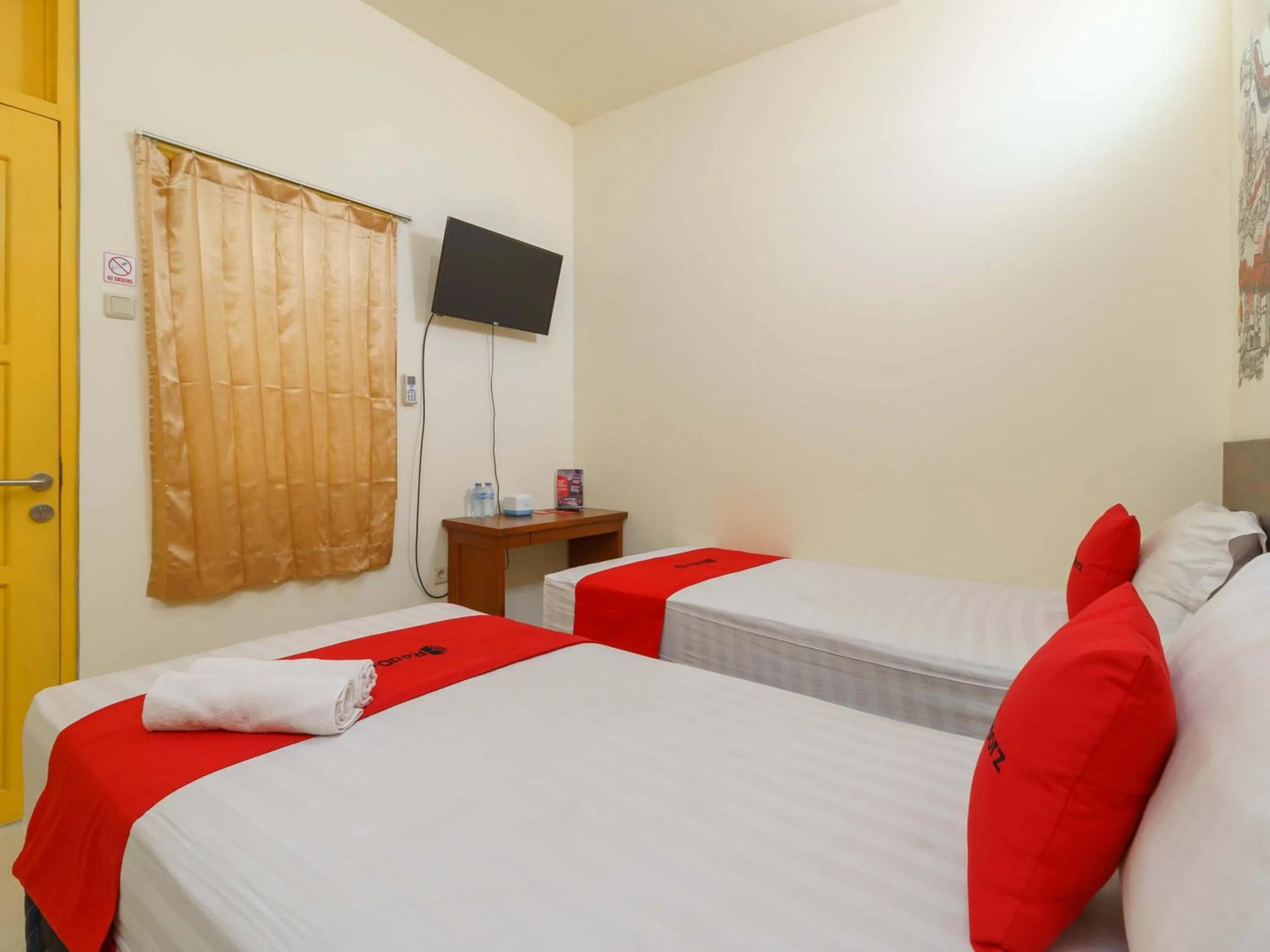 Bedroom, Bed in RedDoorz @ Tanjung Duren