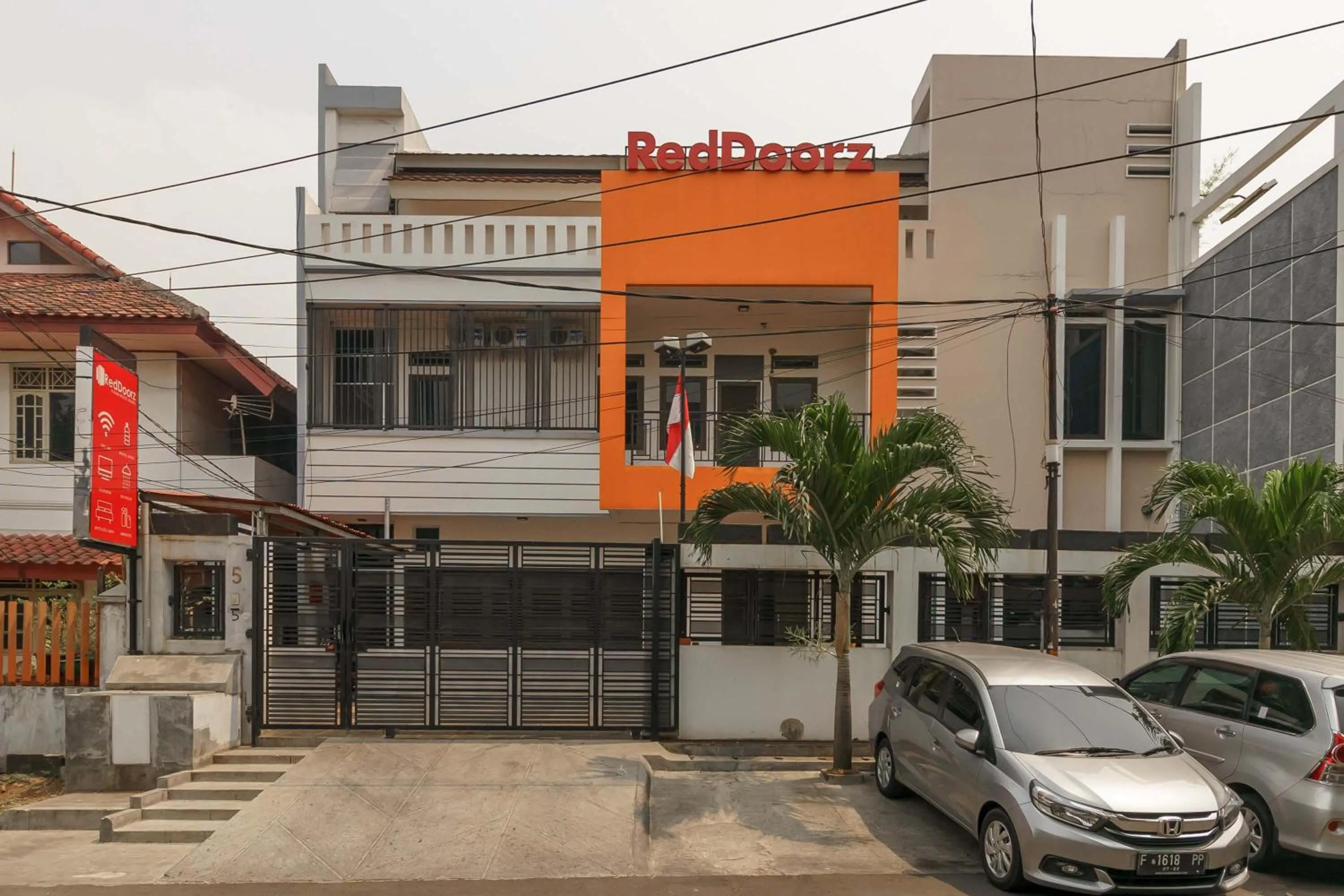 Facade/entrance in RedDoorz @ Tanjung Duren