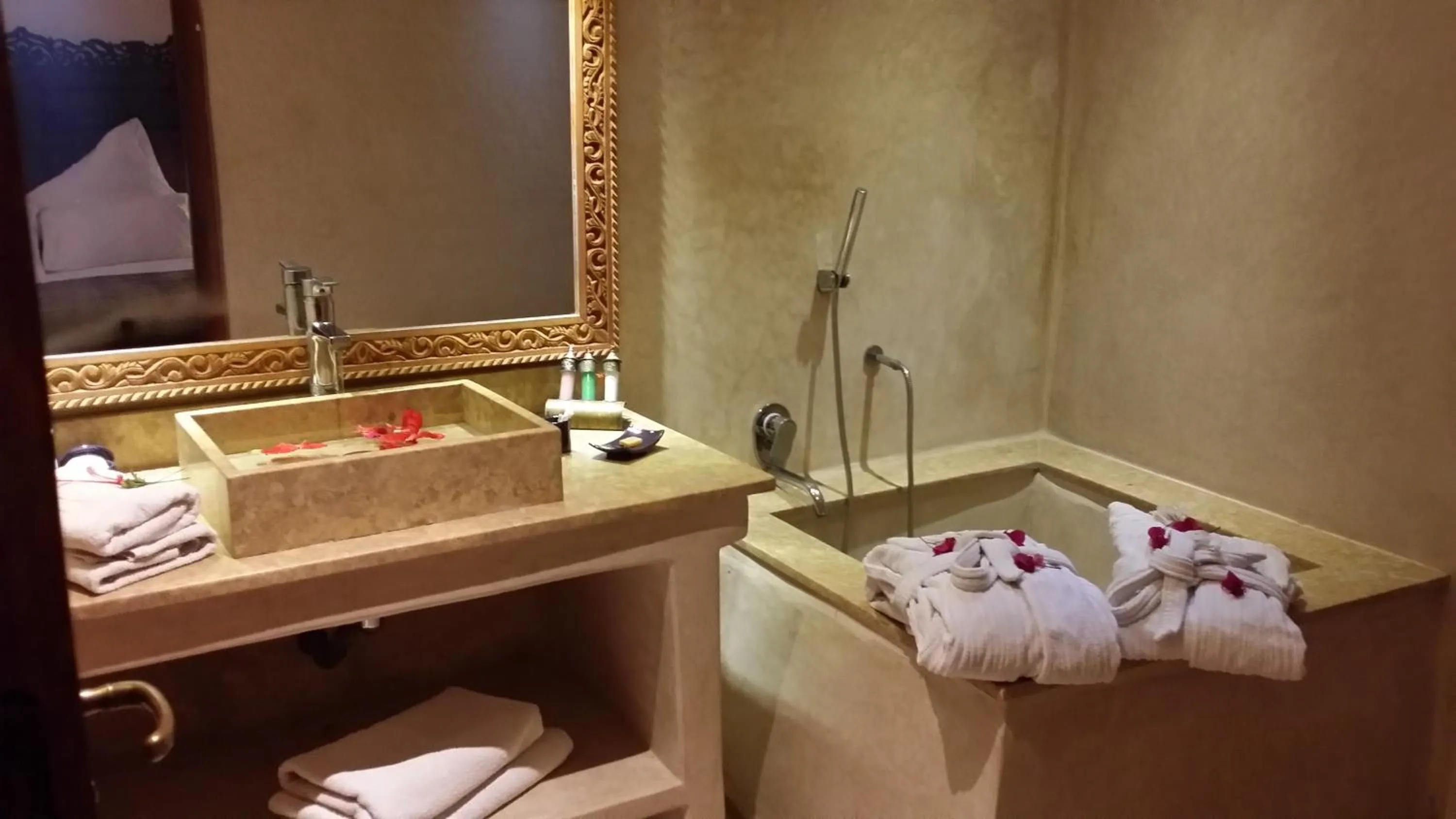 Shower in Riad Al Ksar & Spa