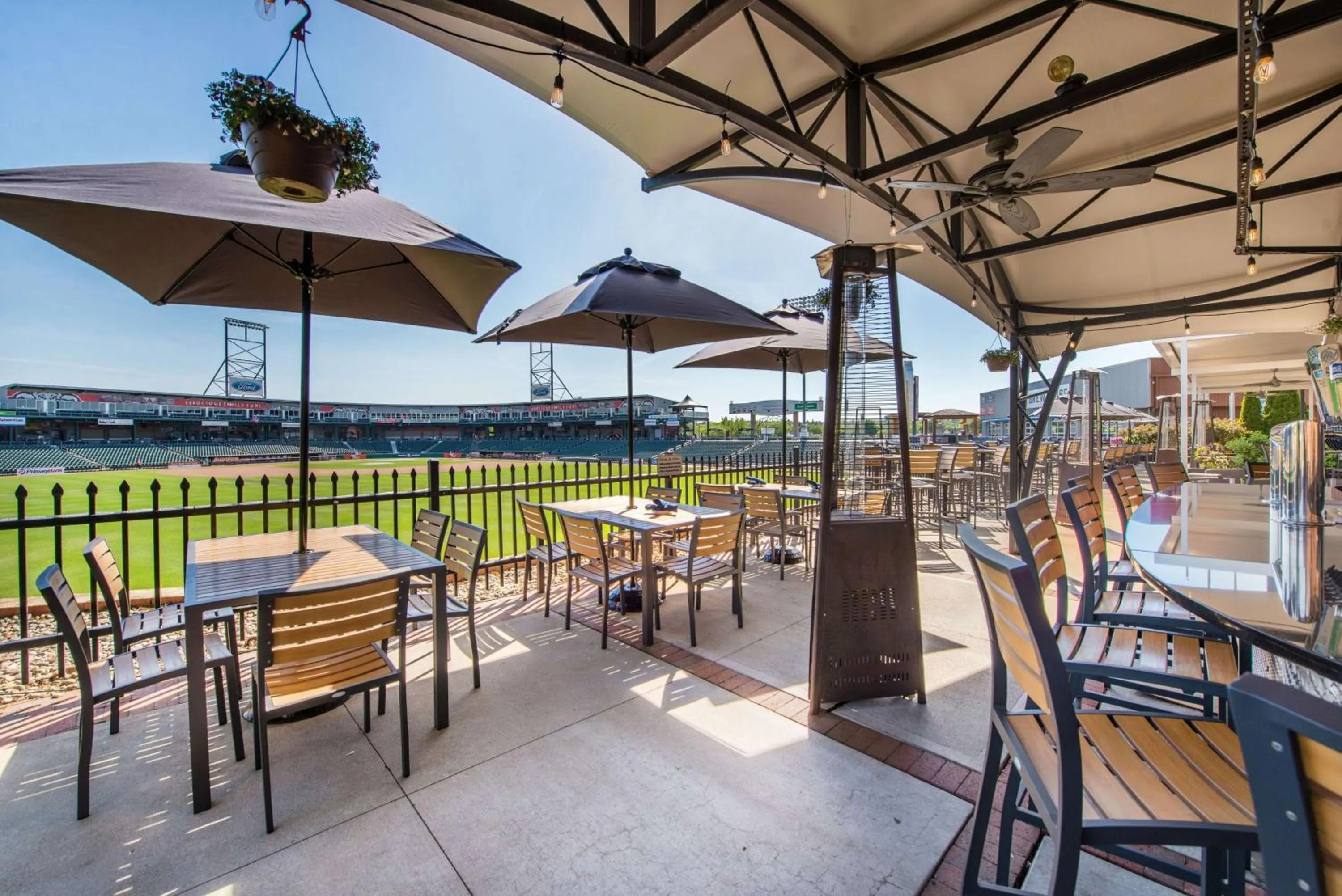 Patio in Hilton Garden Inn Manchester Downtown