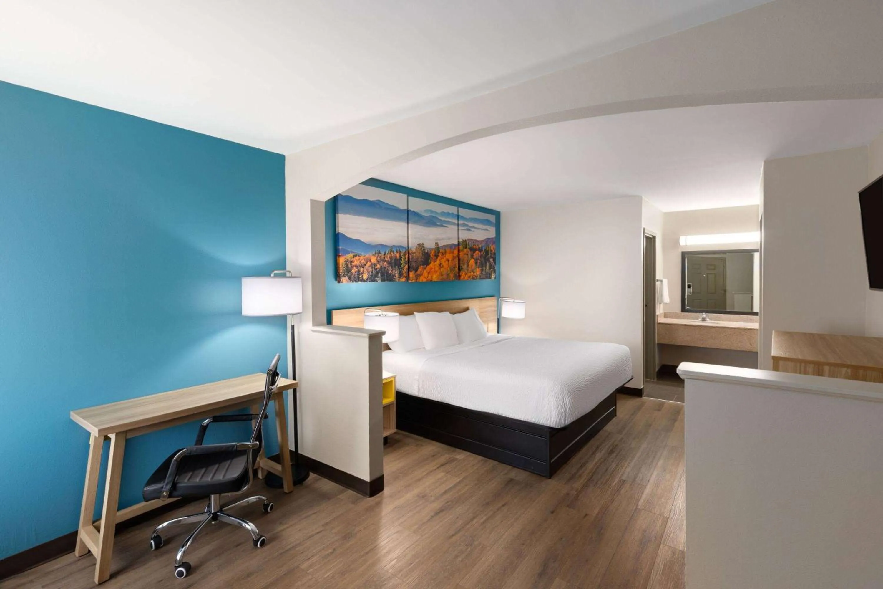 Photo of the whole room, Bed in Days Inn by Wyndham Clarksville North EXIT 4