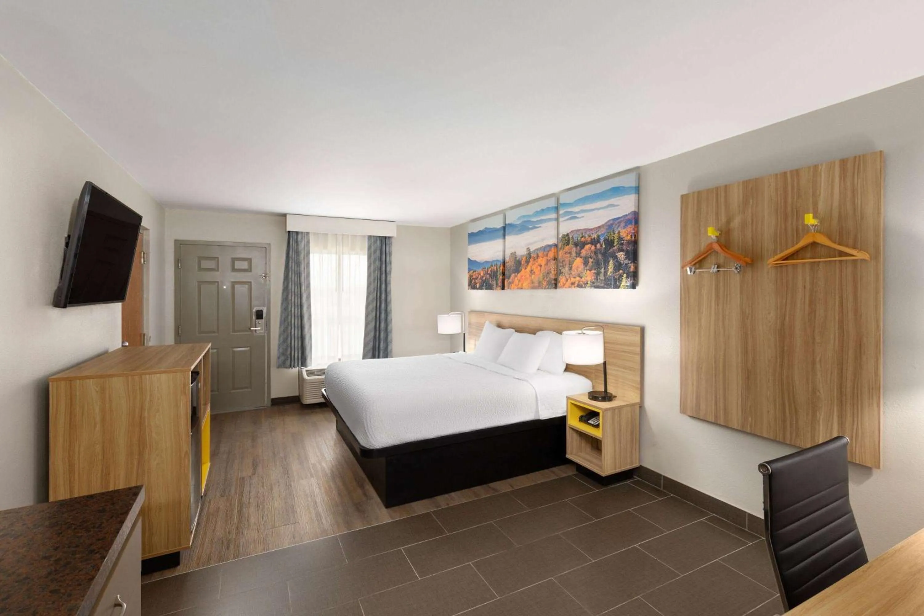 Photo of the whole room, Bed in Days Inn by Wyndham Clarksville North EXIT 4