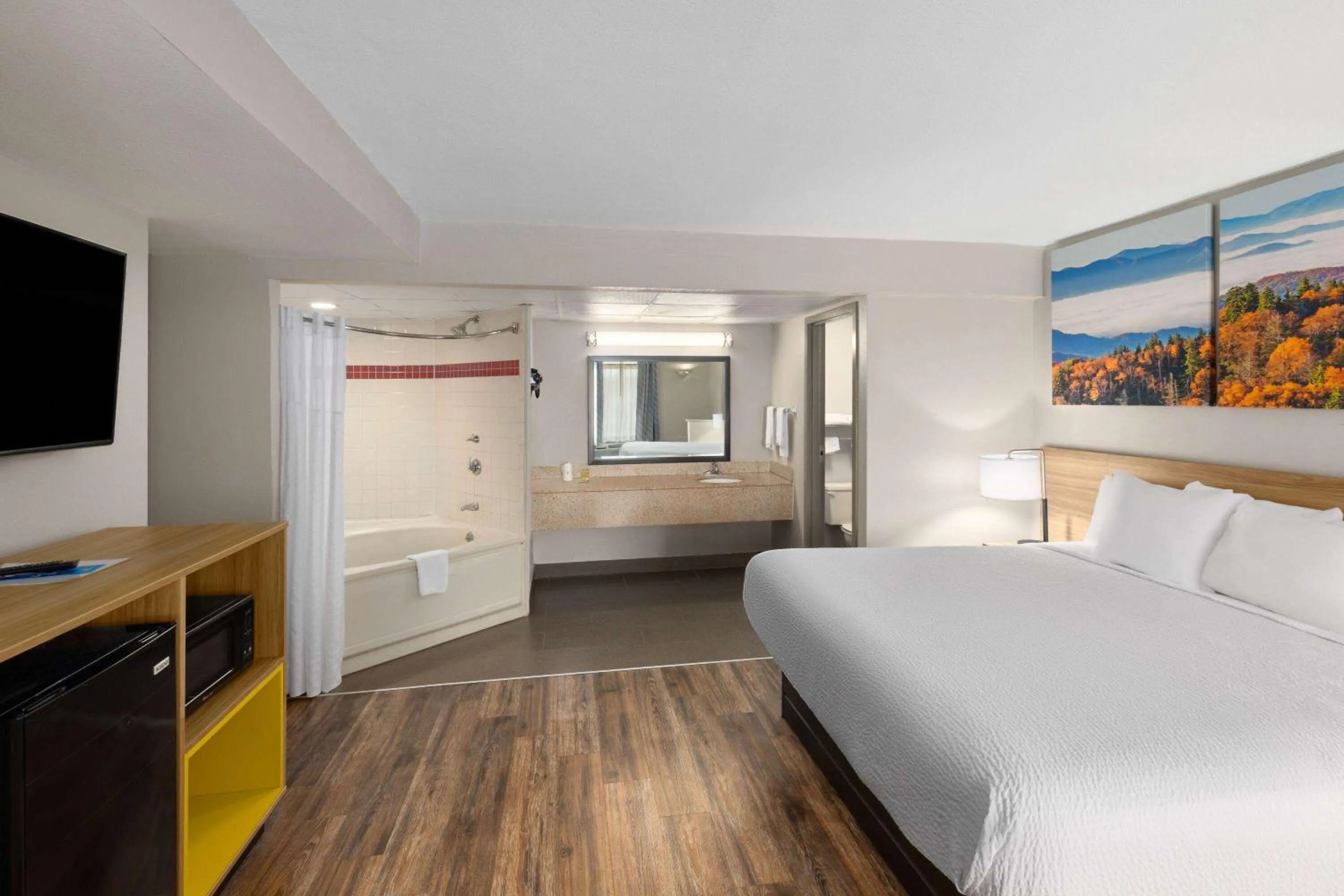 Photo of the whole room, Bed in Days Inn by Wyndham Clarksville North EXIT 4