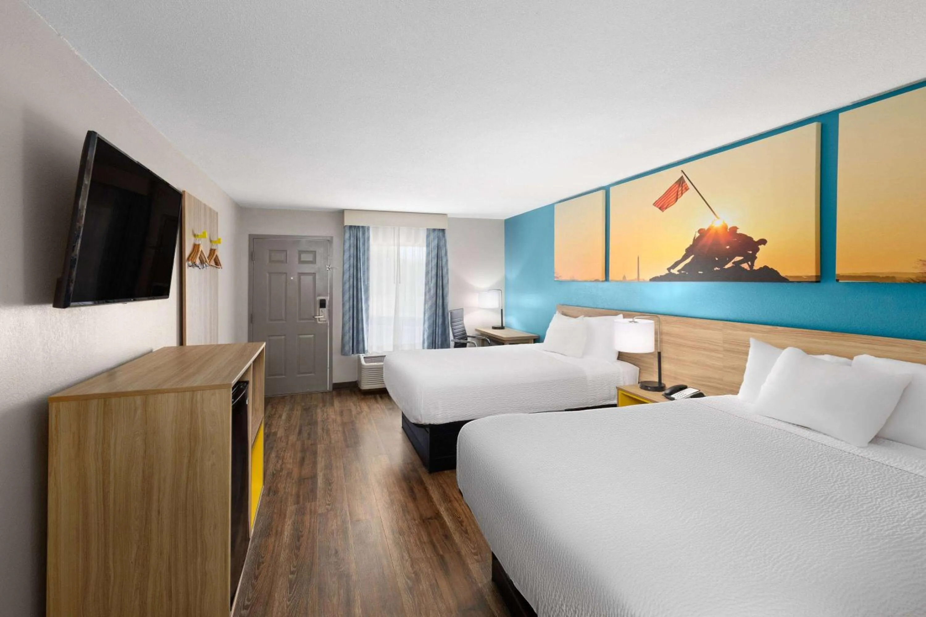 Photo of the whole room, Bed in Days Inn by Wyndham Clarksville North EXIT 4