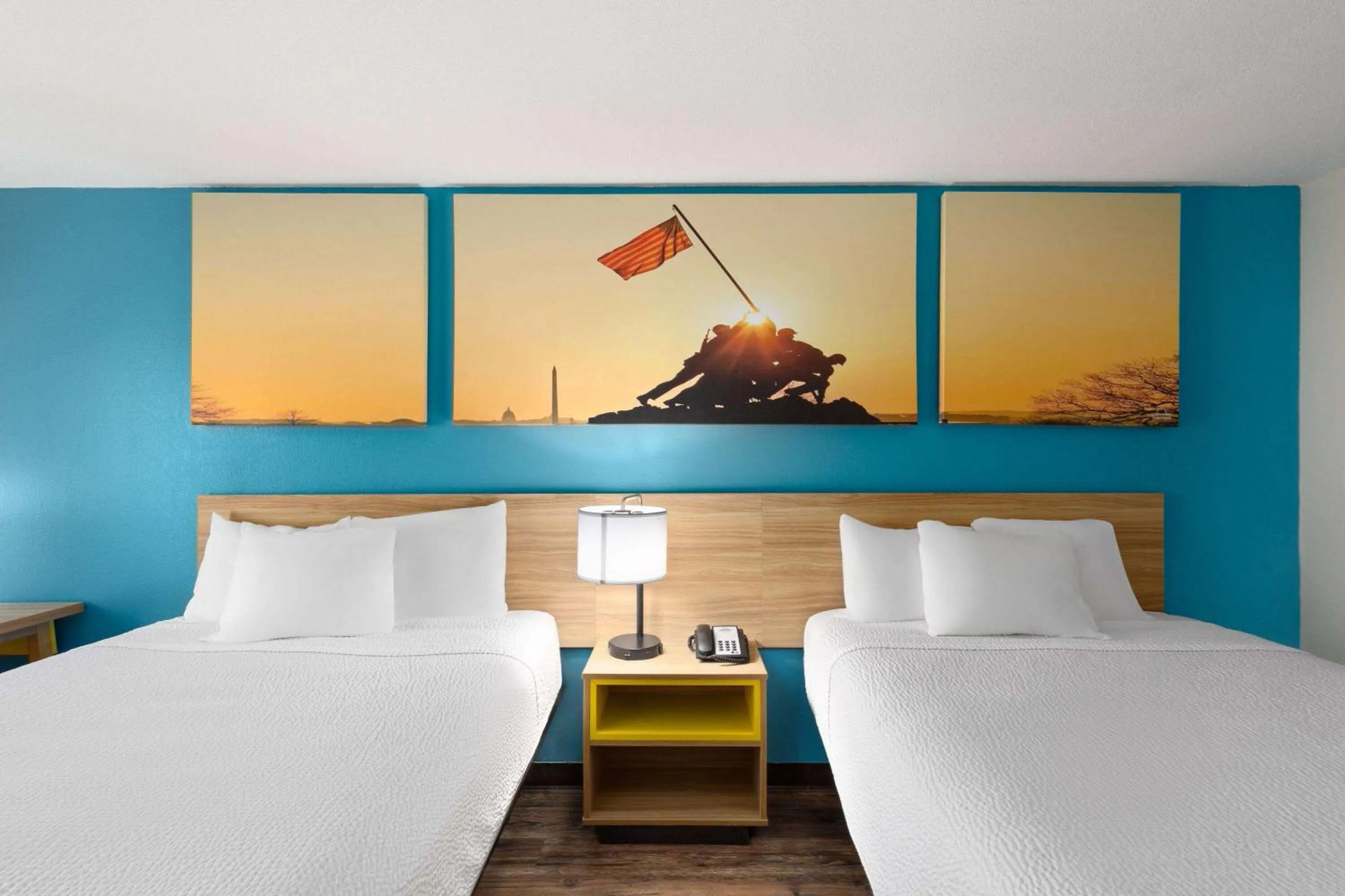 Photo of the whole room, Bed in Days Inn by Wyndham Clarksville North EXIT 4