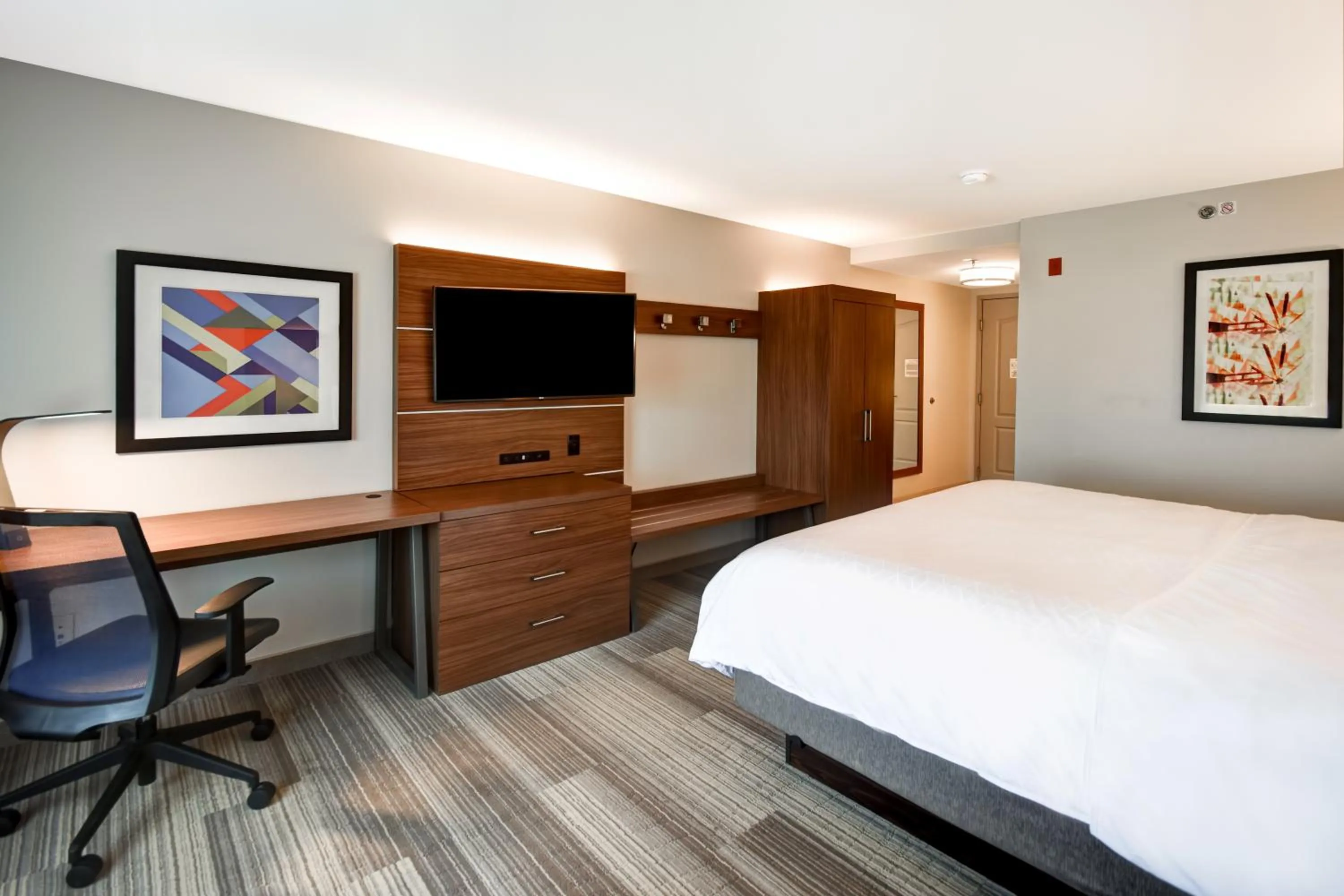 Bed in Holiday Inn Express & Suites Schererville by IHG