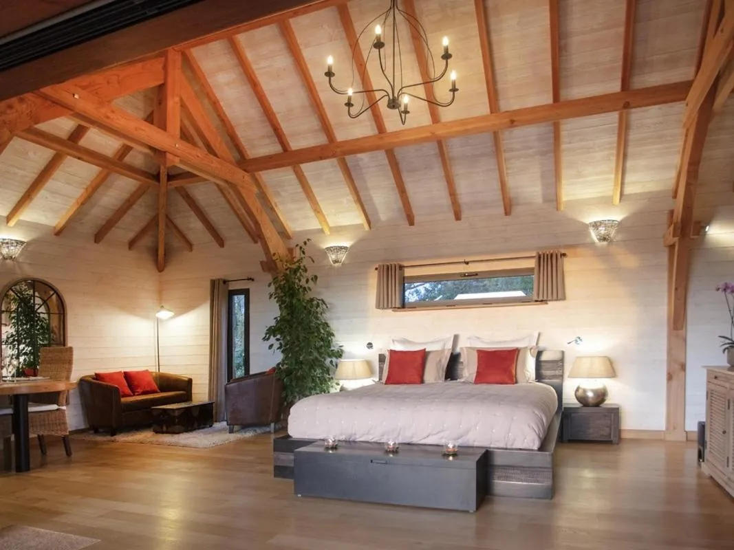 Bedroom, Bed in Cabane de Prestige avec Jacuzzi et Sauna privatifs