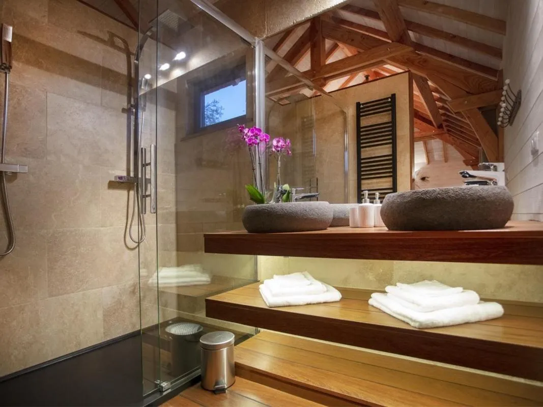 Bathroom in Cabane de Prestige avec Jacuzzi et Sauna privatifs