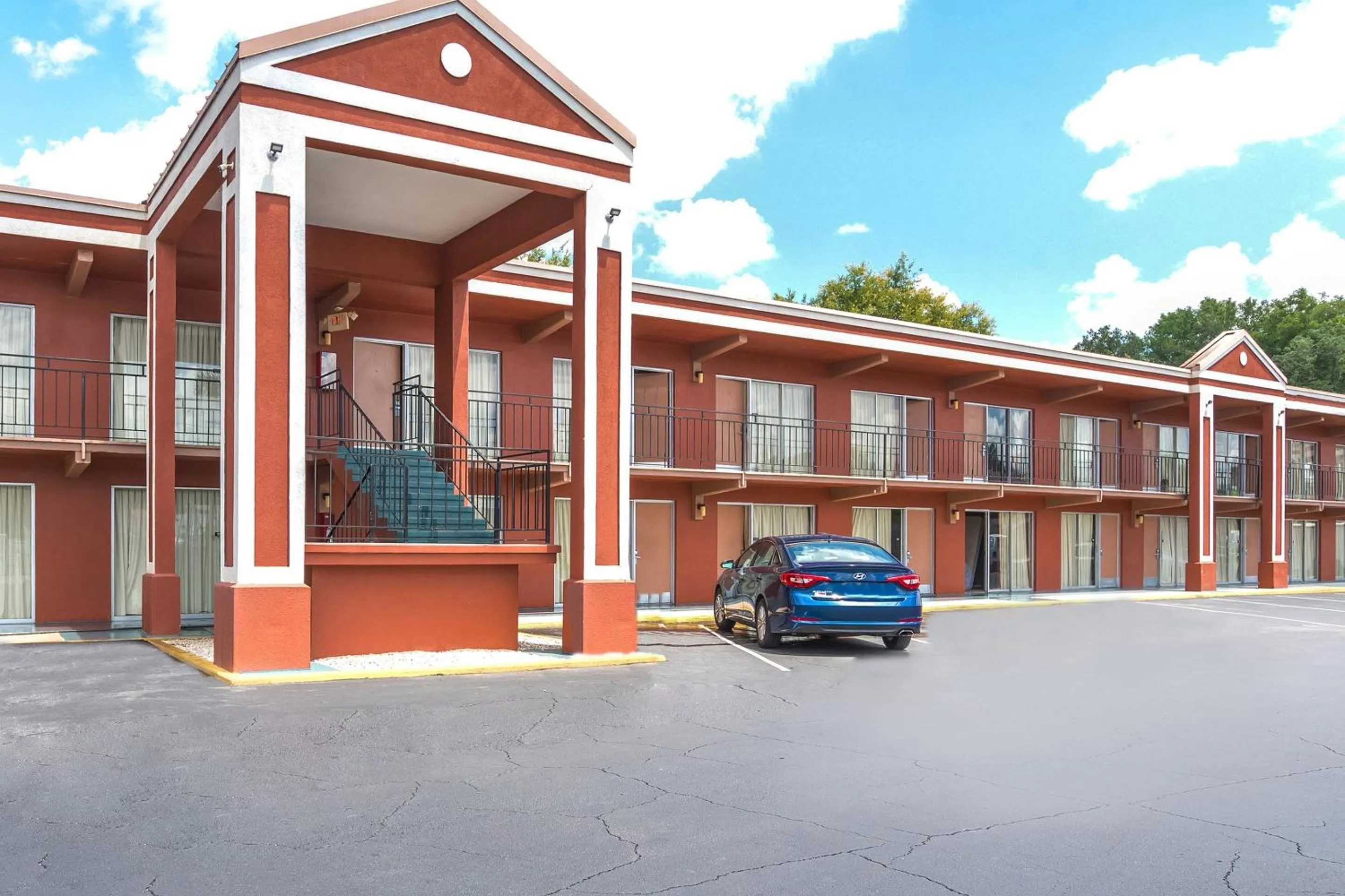 Facade/entrance in OYO Hotel Mustang Silver Spring FL