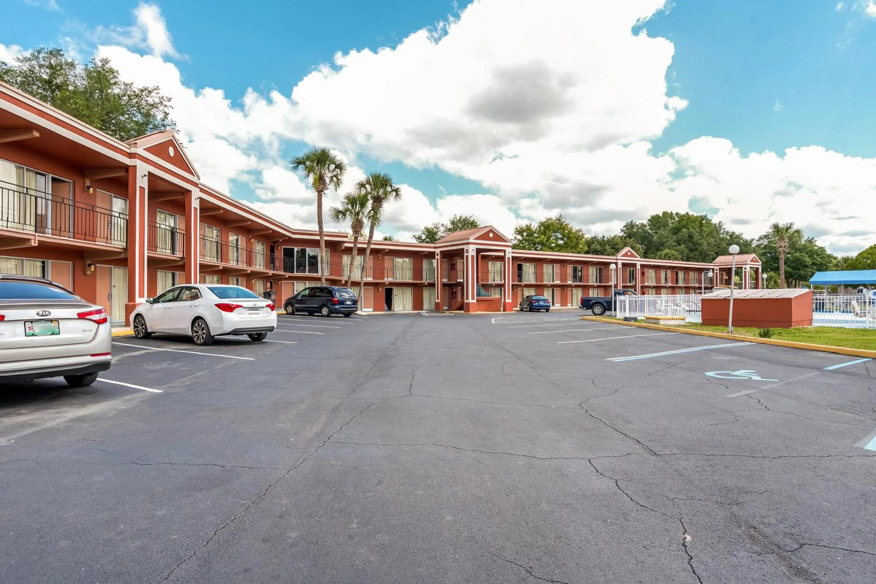 Facade/entrance in OYO Hotel Mustang Silver Spring FL