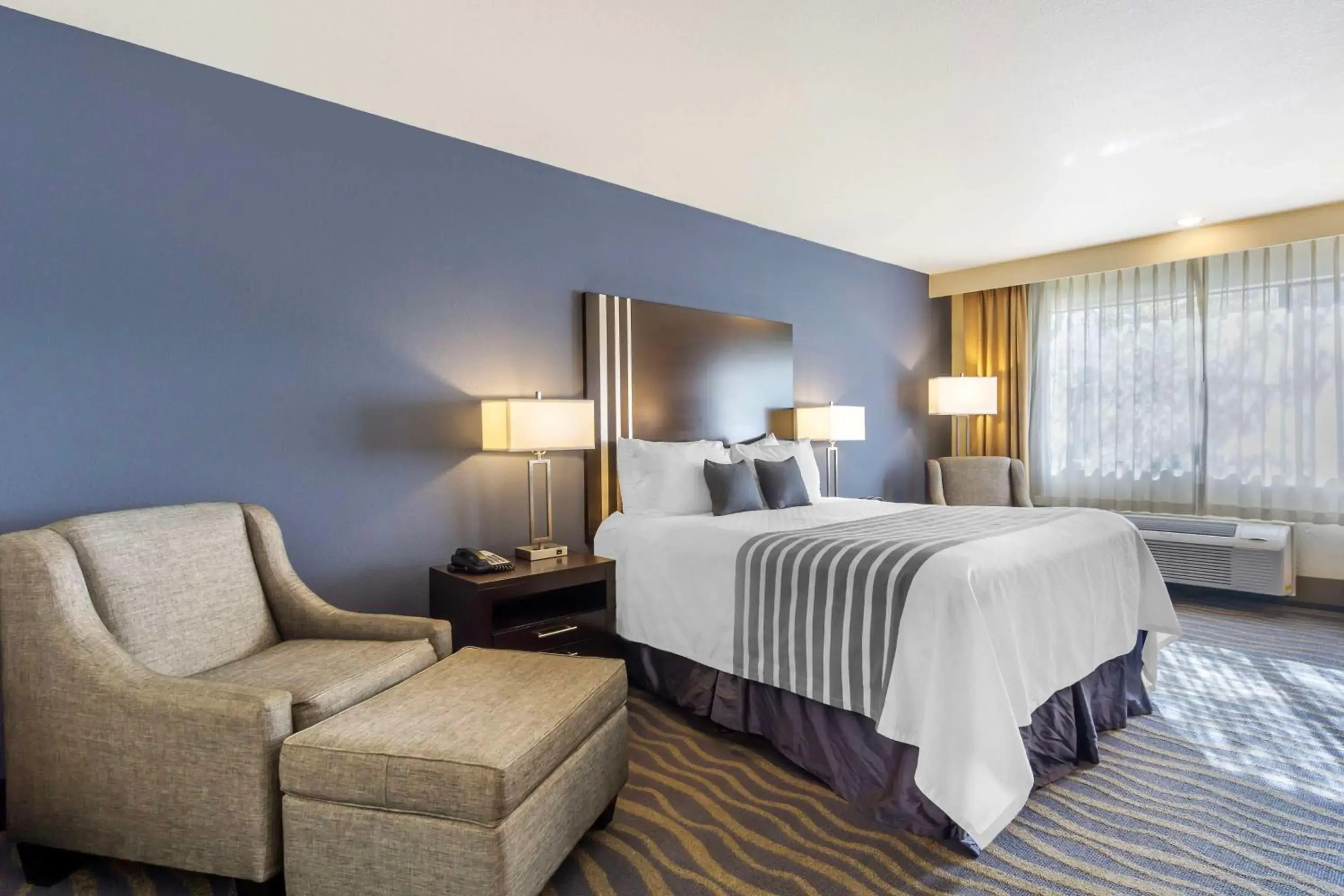 Queen Room in Best Western Plus Edmonds Harbor Inn Queen Room in Best Western Plus Edmonds Harbor Inn