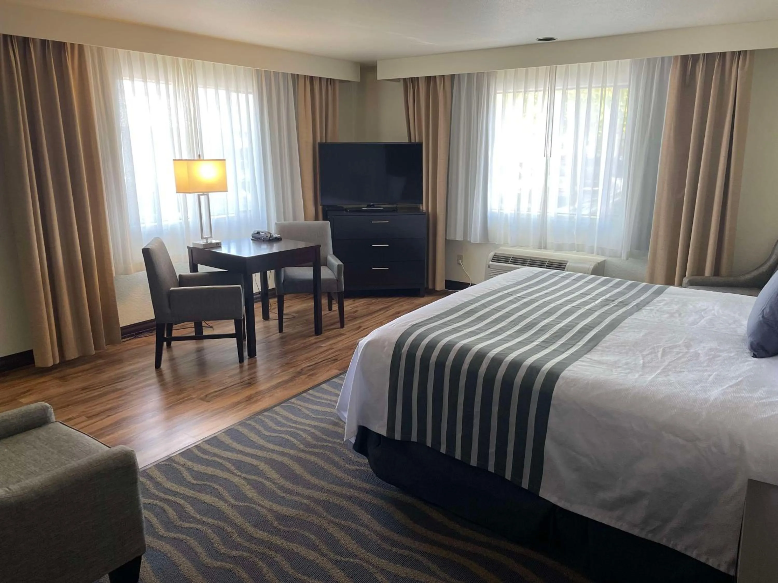 Bedroom, Bed in Best Western Plus Edmonds Harbor Inn