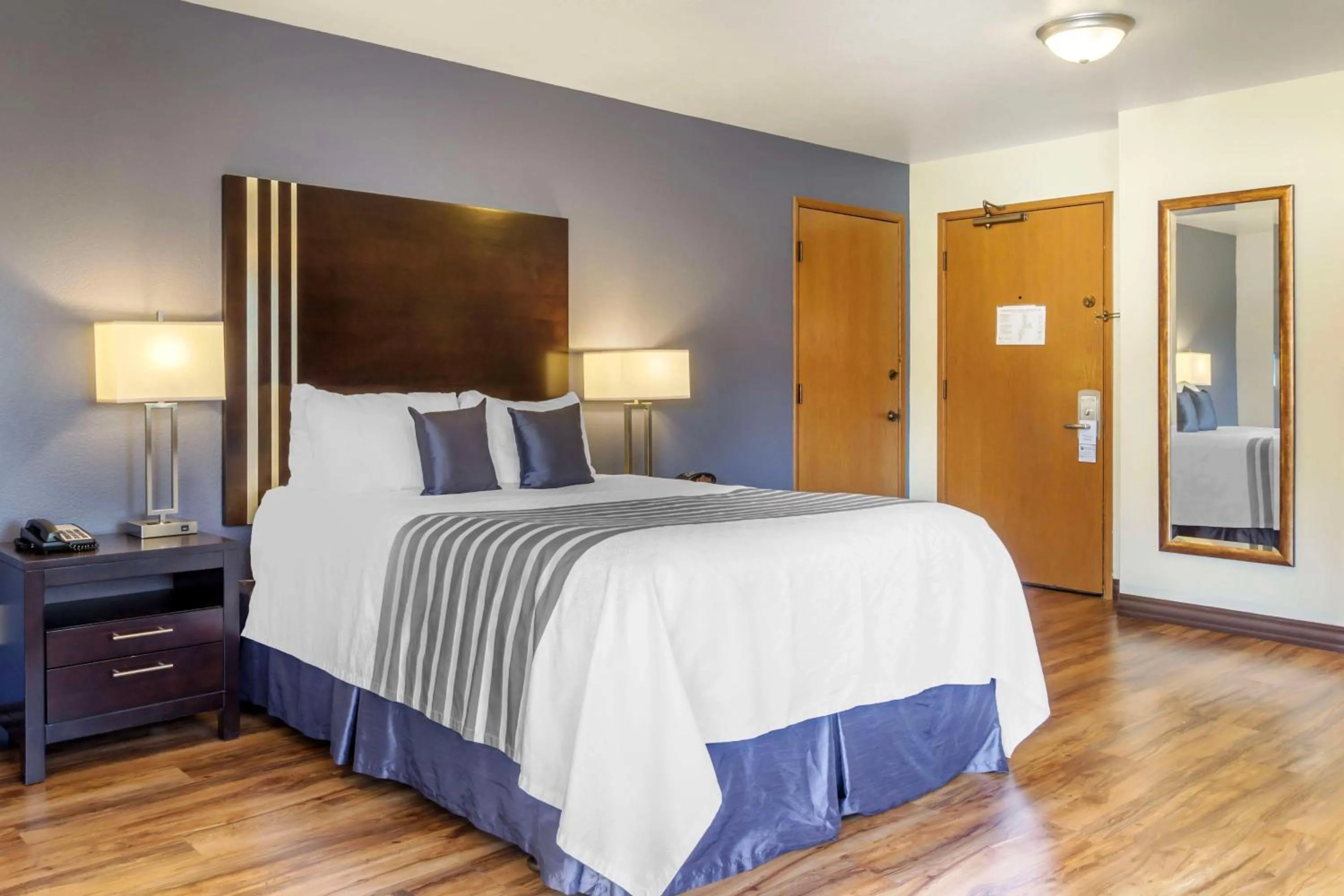 Bedroom, Bed in Best Western Plus Edmonds Harbor Inn