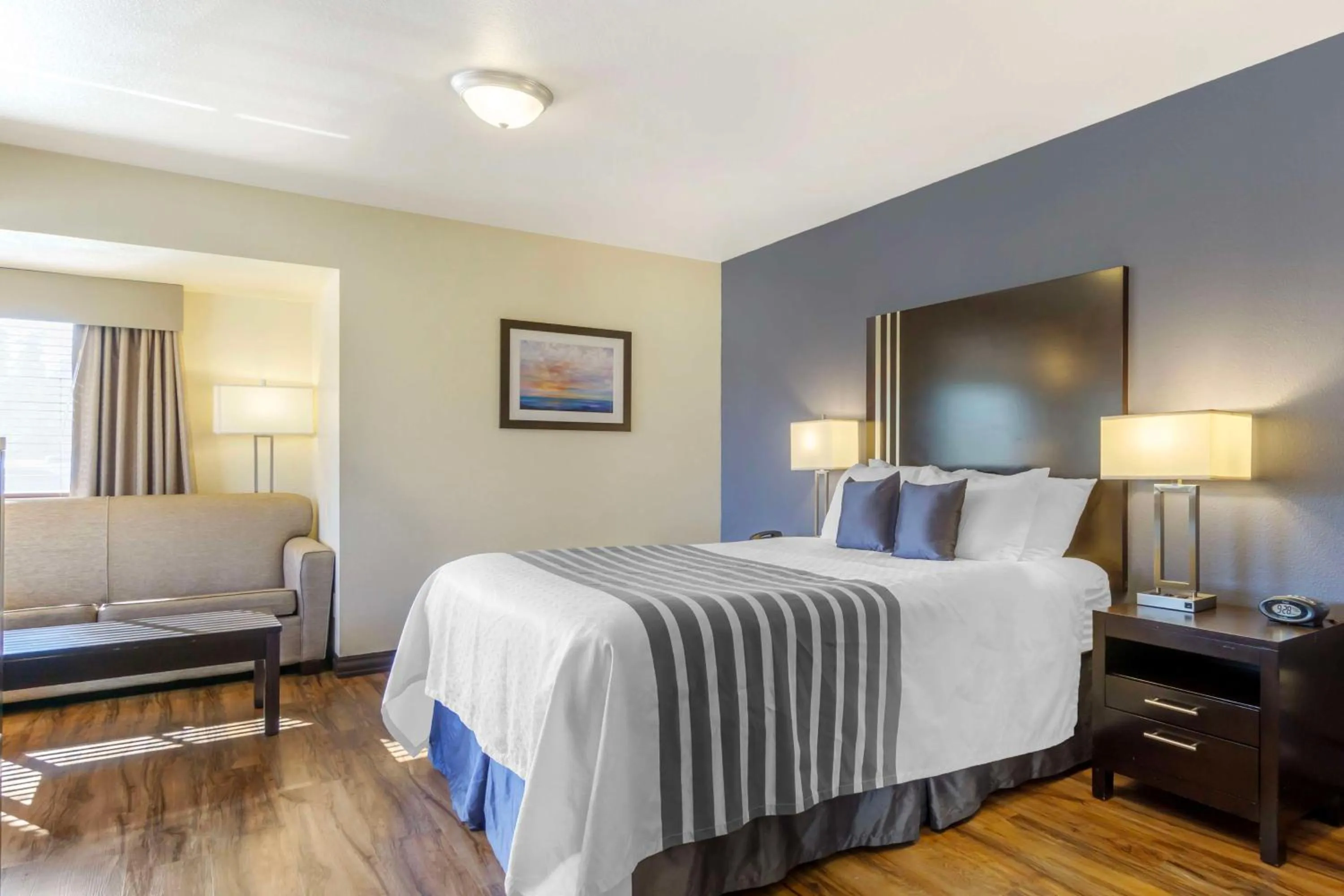 Bedroom, Bed in Best Western Plus Edmonds Harbor Inn