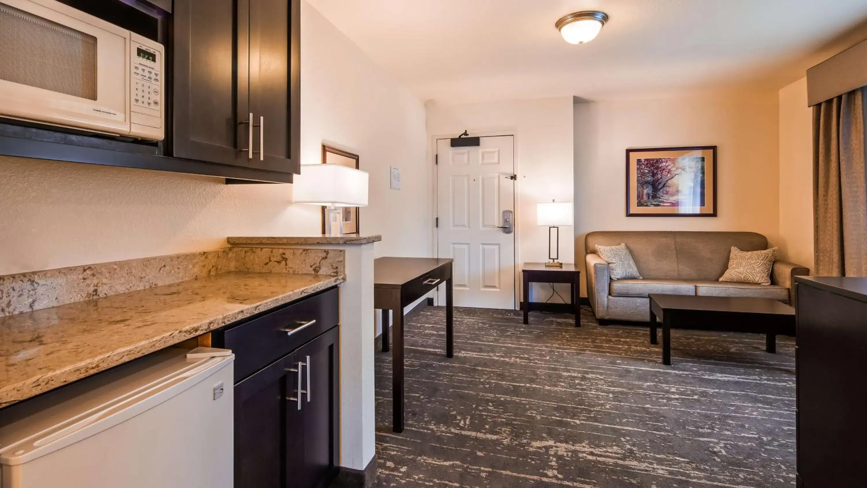 Junior Queen Suite - Non-Smoking in Best Western Plus Edmonds Harbor Inn Junior Queen Suite - Non-Smoking in Best Western Plus Edmonds Harbor Inn