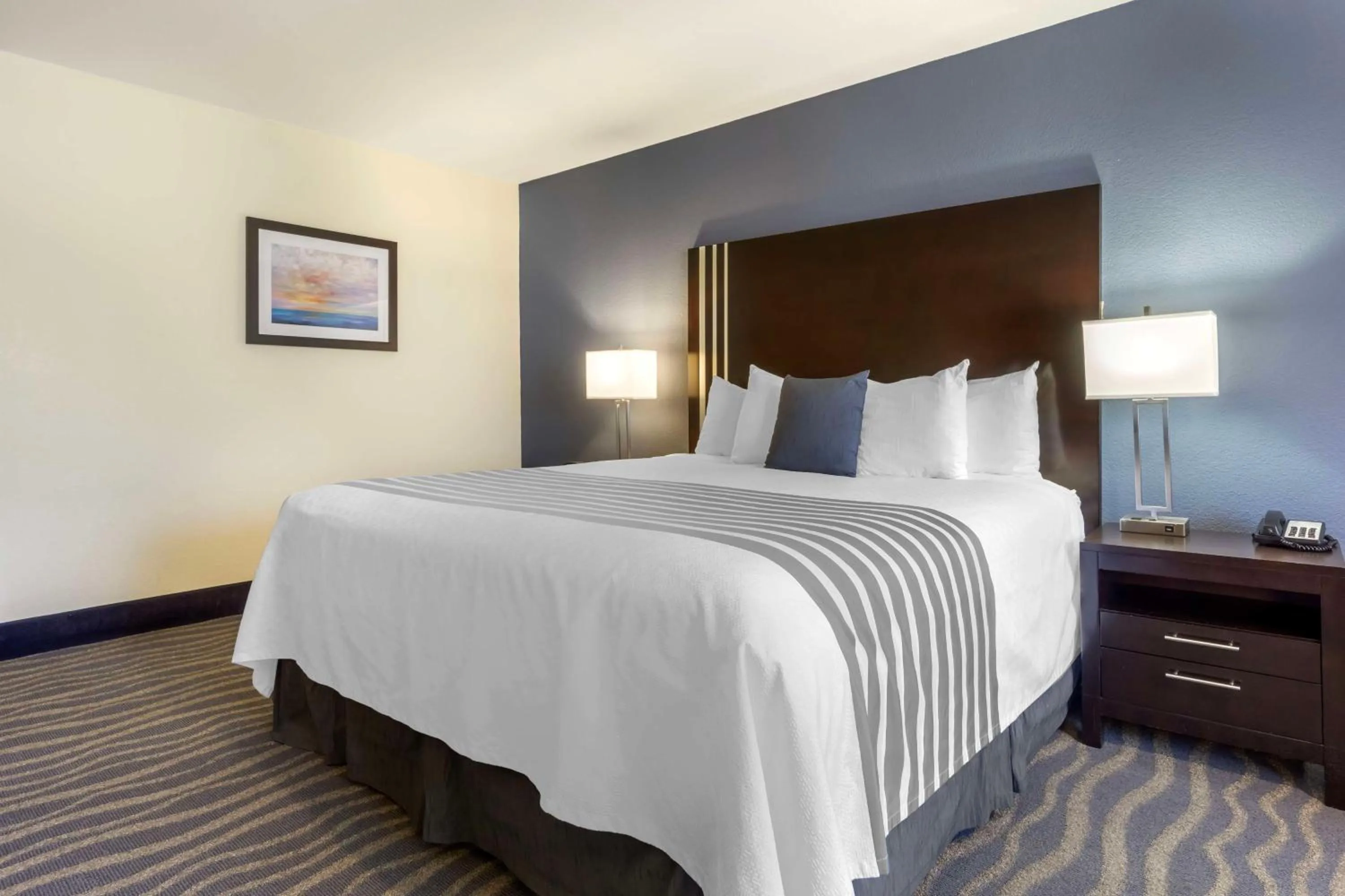 Bedroom, Bed in Best Western Plus Edmonds Harbor Inn