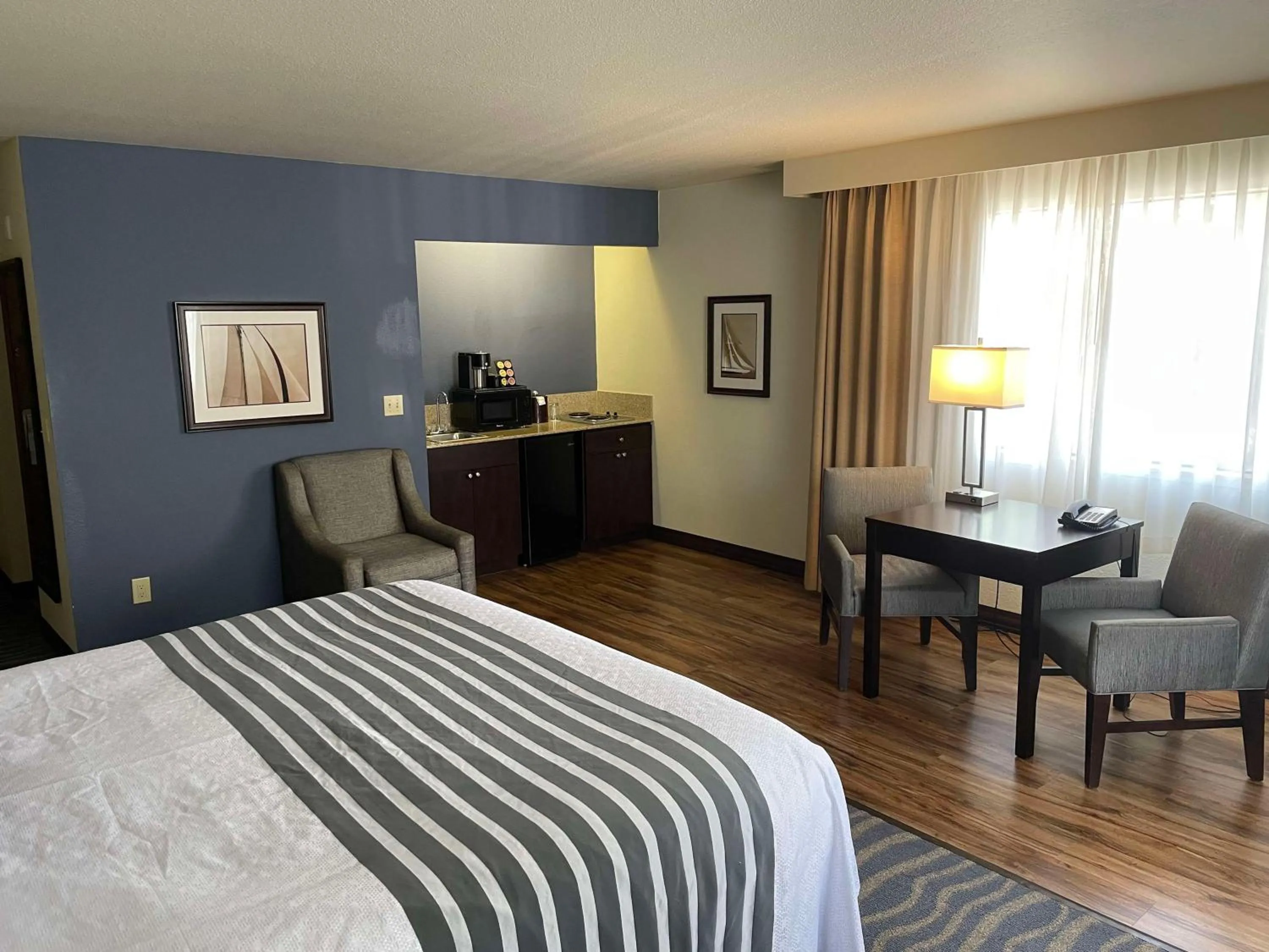 Bedroom, Bed in Best Western Plus Edmonds Harbor Inn