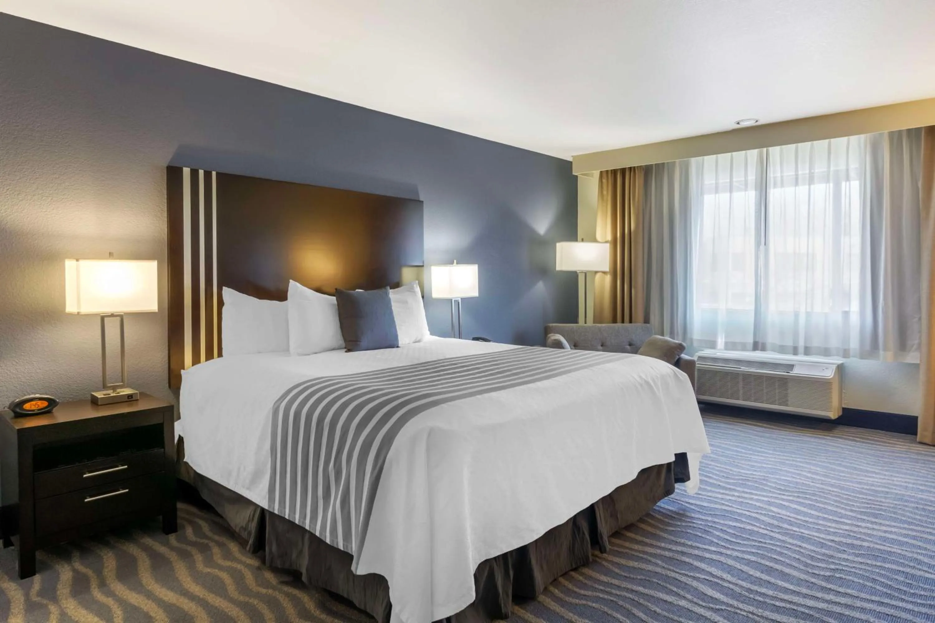 Bedroom, Bed in Best Western Plus Edmonds Harbor Inn